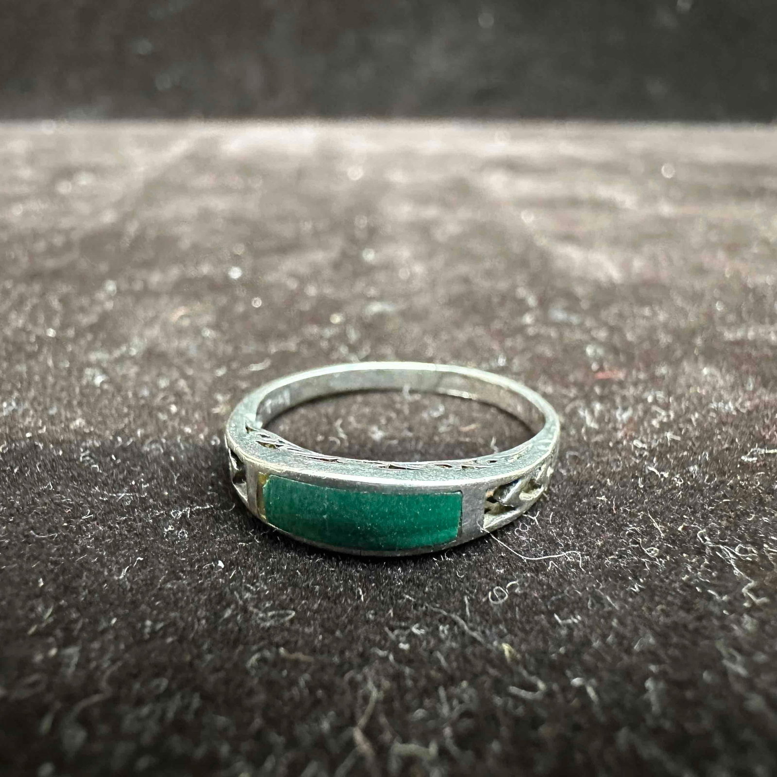 Malachite Green Gemstone Inlay Sterling Silver Fine Ring: This item is in good pre-owned, previously used/displayed condition with noticeable light wear, and surface scratches. Please reference all photos for full details. This piece of jewelry has been