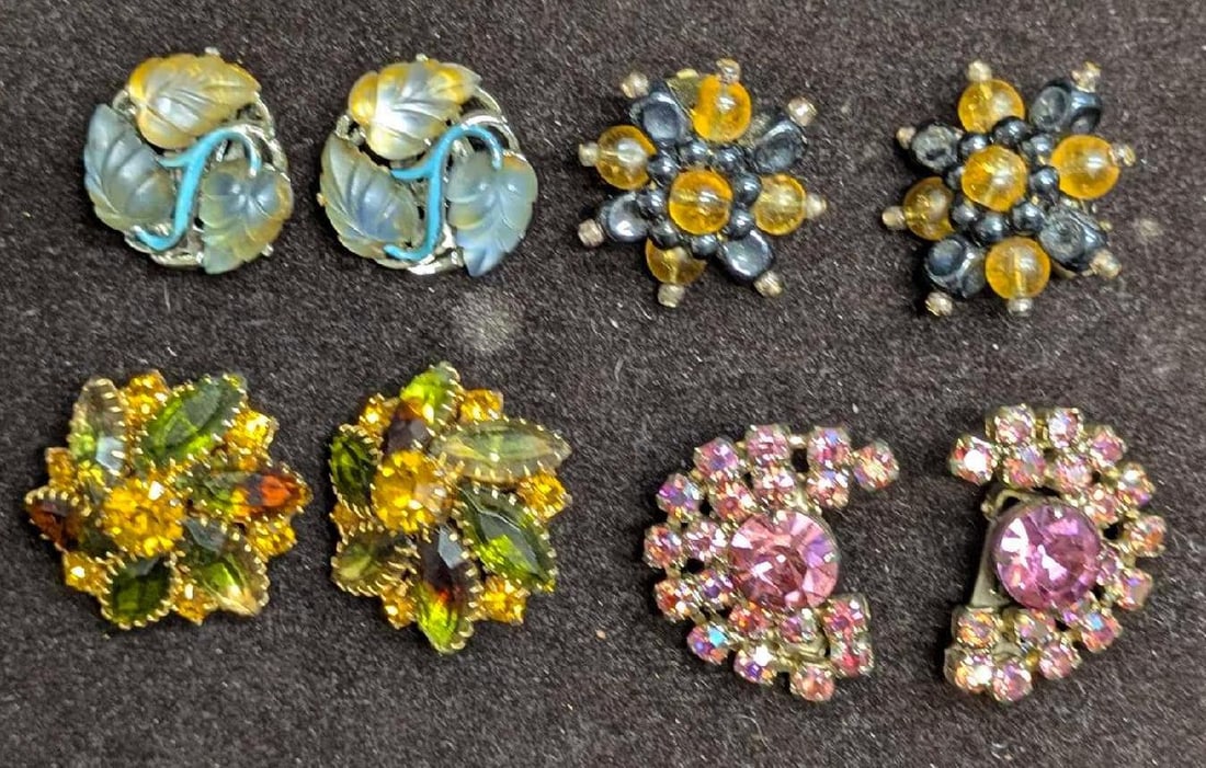Vintage Star And Unmarked Glass Rhinestone AB Crystal Clip On Earrings Lot Of 4: Vintage Star And Unmarked Glass Rhinestone AB Crystal Clip On Earrings Lot Of 4. This lot includes: (1) Set Of Star Glass Leaf Silver Tone Clip On Earrings. Each is approx 1" x 1" x 3/8". 