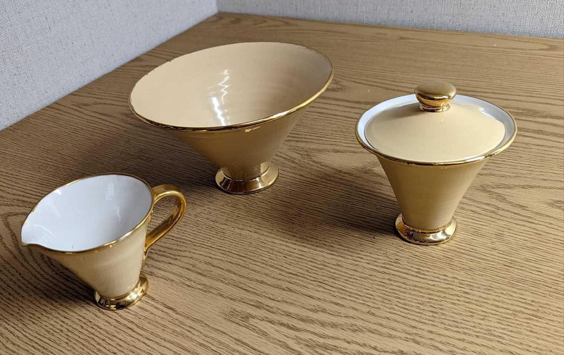 Colorful Porcelain Gold Rimmed Pinch Pot Creamer & Sugar Bowl: Colorful Porcelain Gold Rimmed Pinch Pot Creamer & Sugar Bowl. The pinch pot is approx 8" x 8" x 4 1/2" and it weighs 1.36lb. The creamer is approx 5" x 4" x 3 3/4" and it weighs 0.42lb. The lidded su