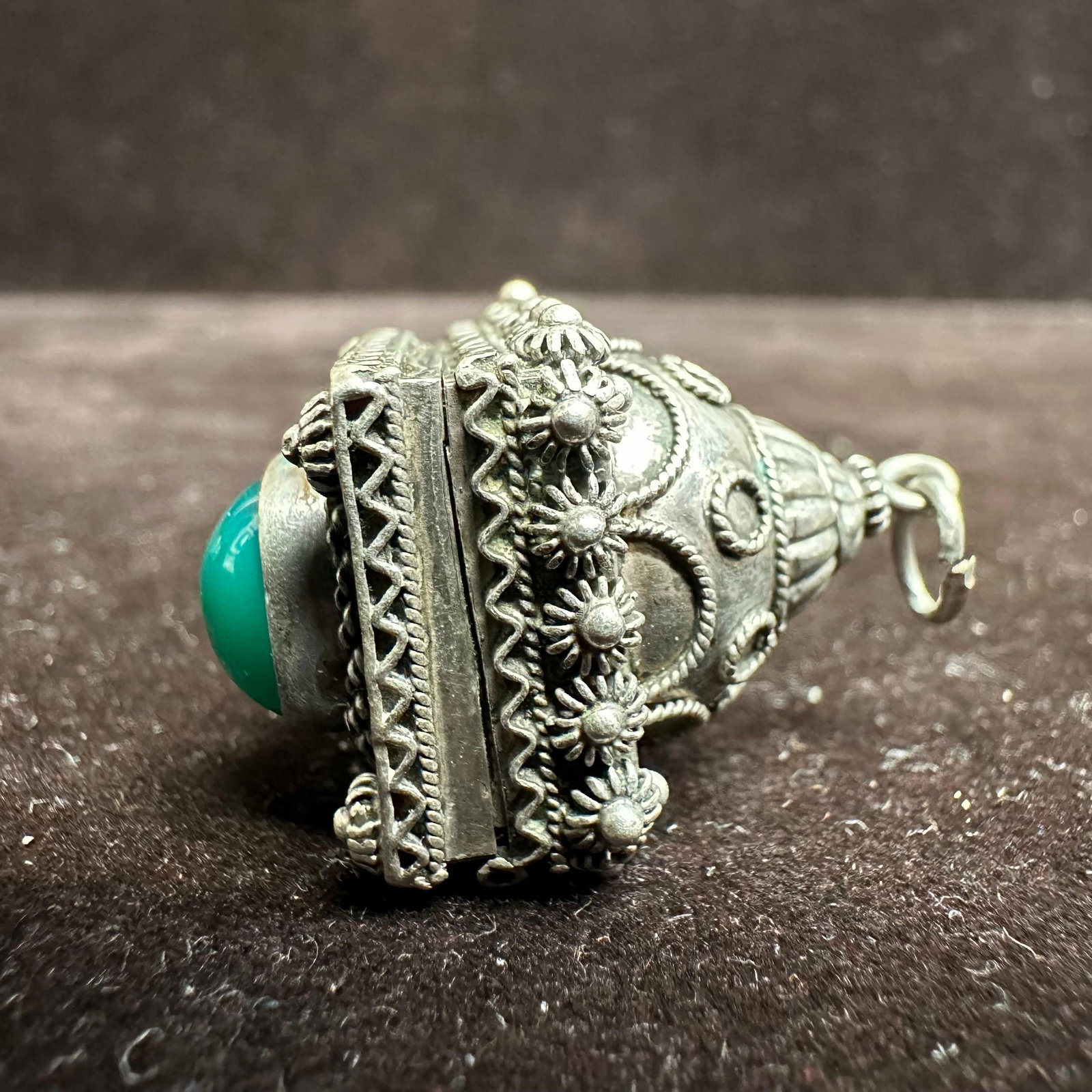 Green Onyx Poison Locket Fob Charm 800 Silver Floral Motif R97: This item is in good pre-owned, previously used/displayed condition with noticeable light wear and surface scratches. Please reference all photos for full details. This piece of jewelry has been