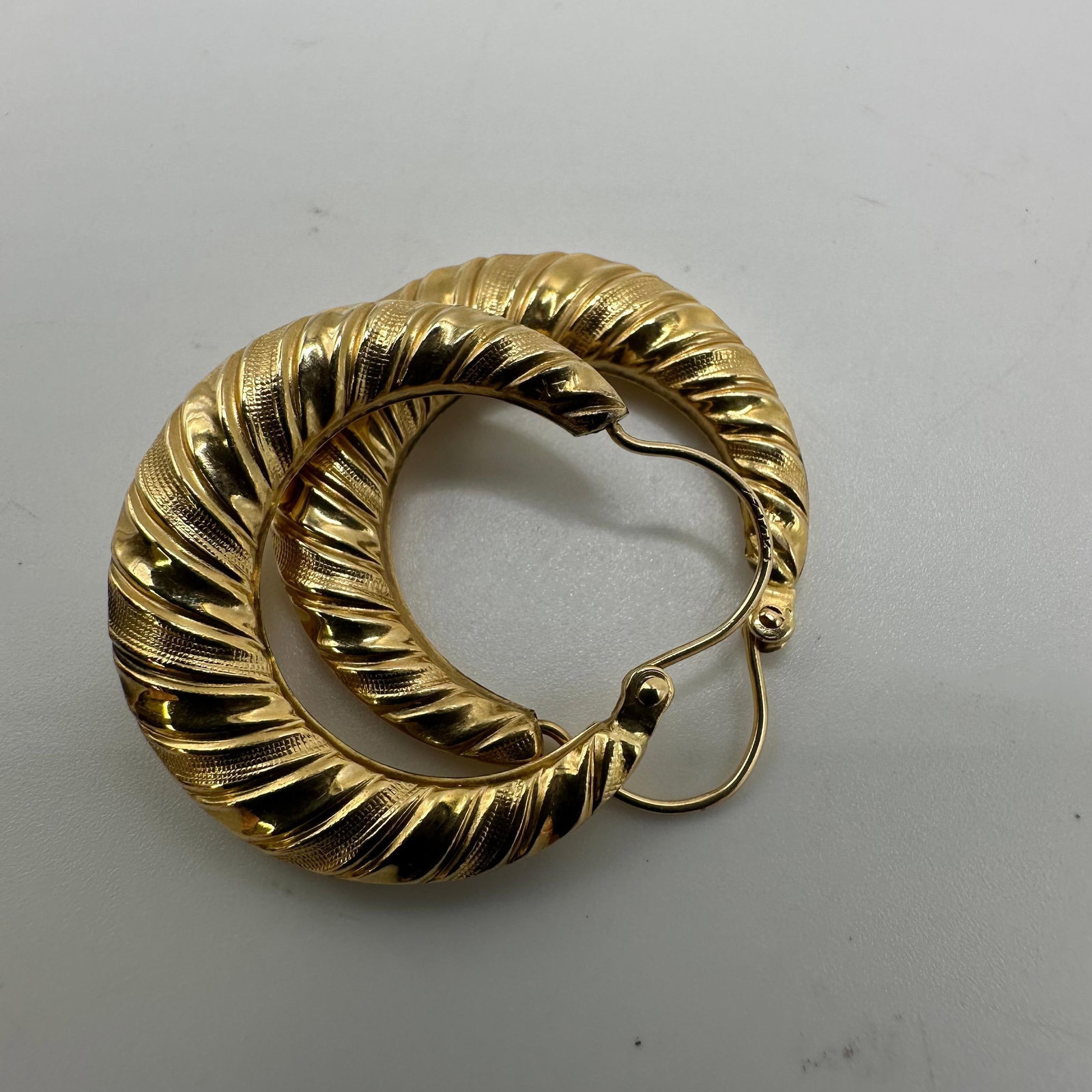 14K Gold Textured Hoop Earrings W23: This item is in good pre-owned, previously used/displayed condition with noticeable light wear and surface scratches. Please reference all photos for full details. This piece of jewelry has been teste