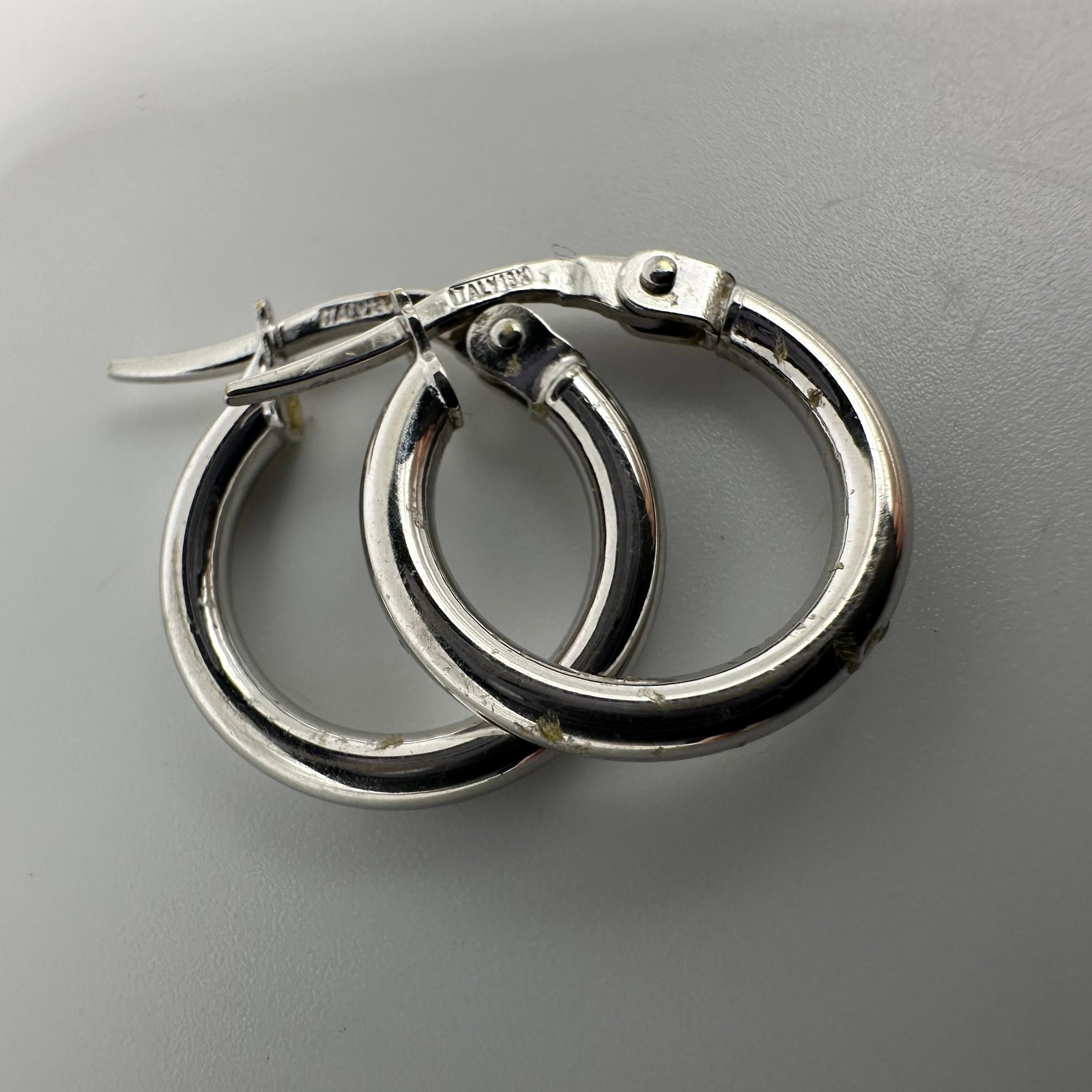 Small Hoop 18K White Gold Italy Earrings W28: This item is in good pre-owned, previously used/displayed condition with noticeable light wear and surface scratches. Please reference all photos for full details. This piece of jewelry has been teste