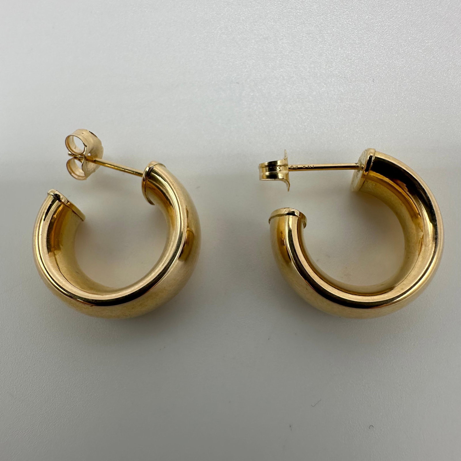 Chunky Thick 14K Gold Hoop Earrings W40: This item is in good pre-owned, previously used/displayed condition with noticeable light wear and surface scratches. Please reference all photos for full details. This piece of jewelry has been teste