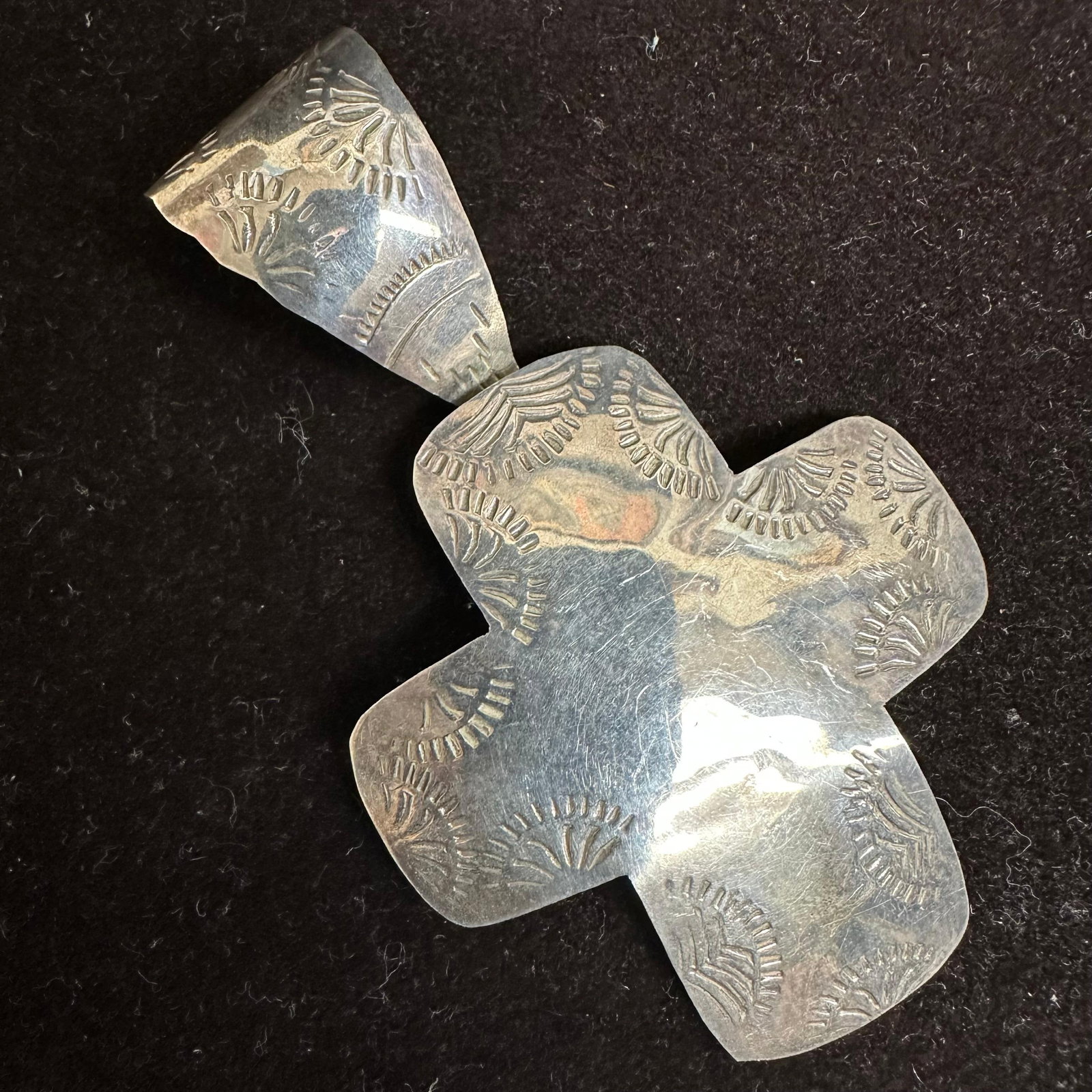 925 Mexico Sterling Silver Cross Etched Religious Cross Pendant L17: This item is in good pre-owned, previously used/displayed condition with noticeable light wear and surface scratches. Please reference all photos for full details. This piece of jewelry has been teste