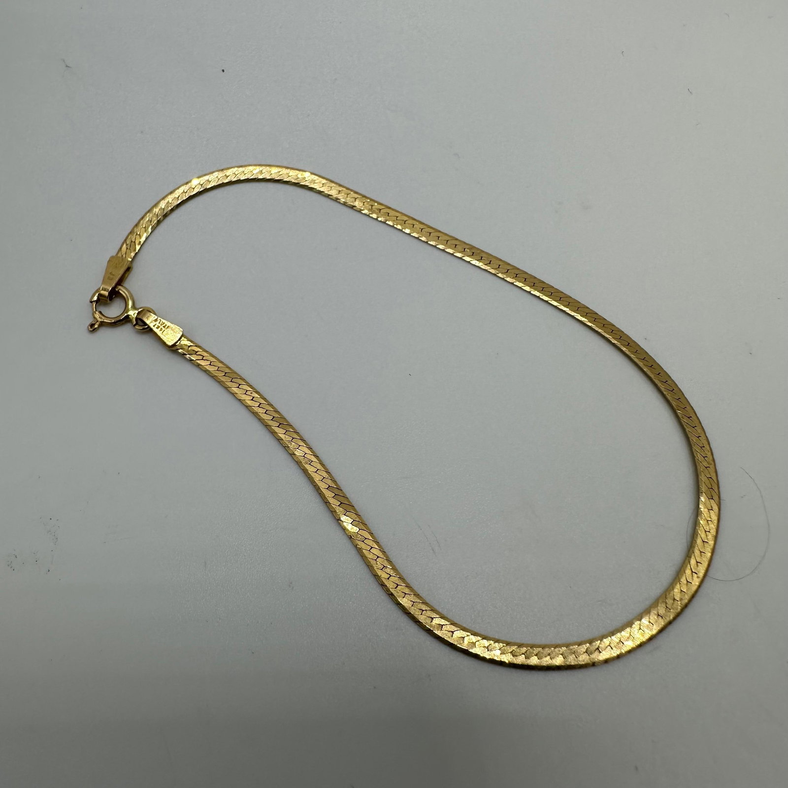 14K Gold Flat Herringbone Style Chain Bracelet JN Italy Marked: This item is in good pre-owned, previously used/displayed condition with noticeable light wear and surface scratches. Please reference all photos for full details. This piece of jewelry has been teste