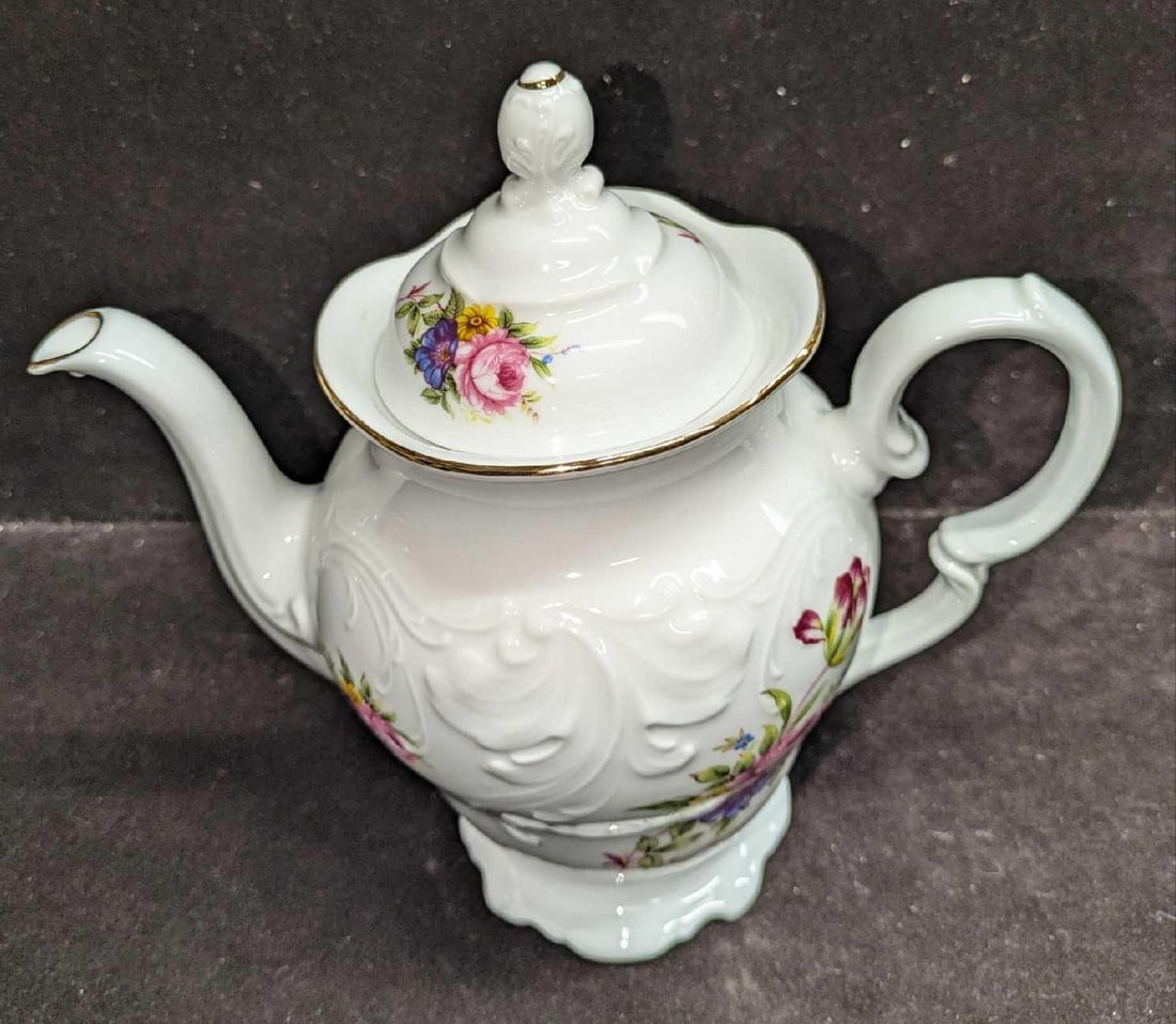 Retired Royal Kent RKT6 Coffee Pot & Lid B: Retired Royal Kent RKT6 Coffee Pot & Lid B. This coffee made of fine china is approx 9 1/2" x 5" x 9 1/8" and it weighs 1.92lb. The coffee pot has no chips or cracks. Please see the images as they