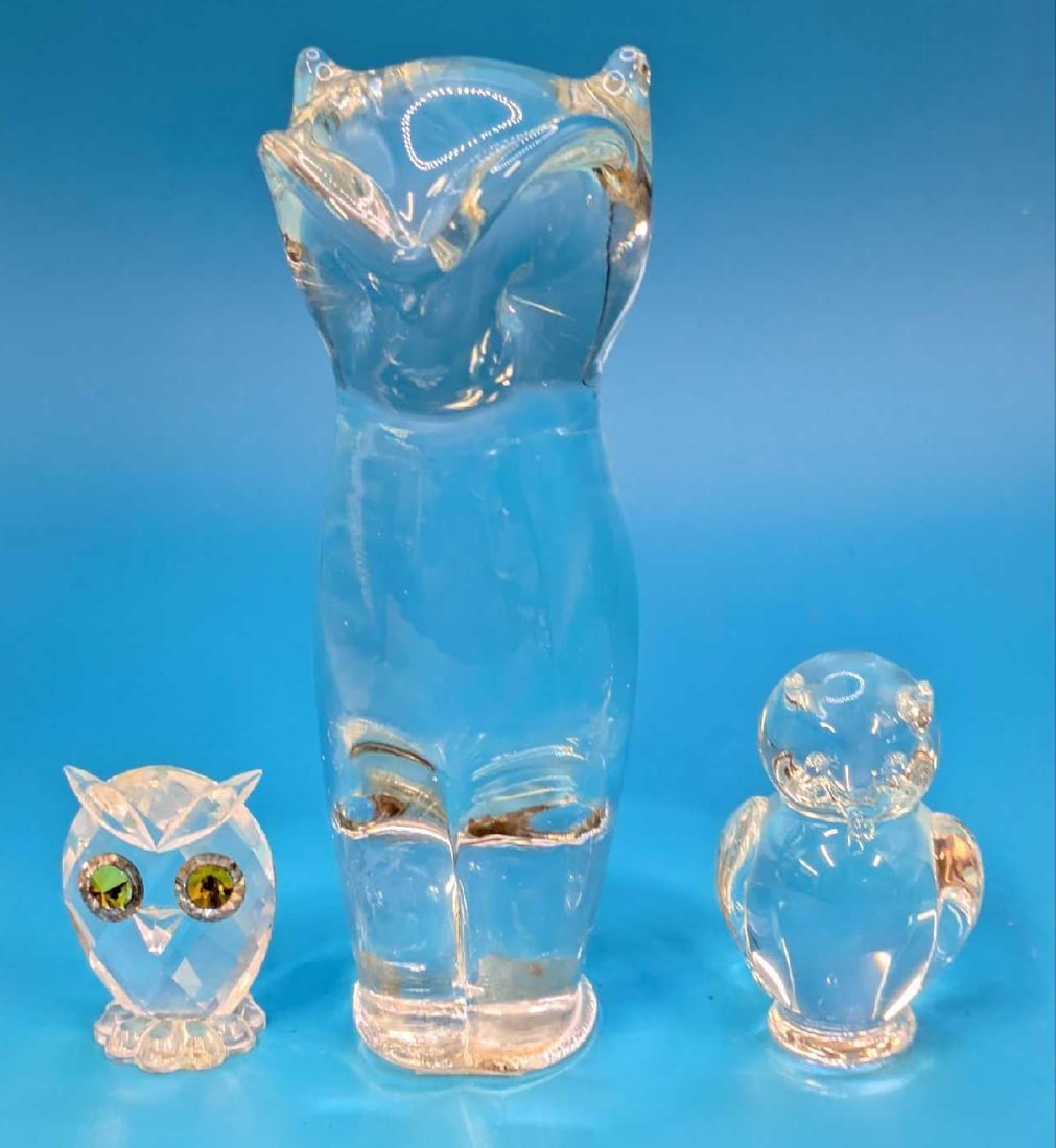 3 Vintage Glass Owl Figurines Swarvoski Pilgrim: This lot includes: (1) Swarvoski - Small Owl.This is approx 1" x 1" x 1 1/4". (1) Pilgrim Glass Owl. This is approx 1 3/4" x 2" x 4 1/4". (1) Glass Owl. This is approx 1