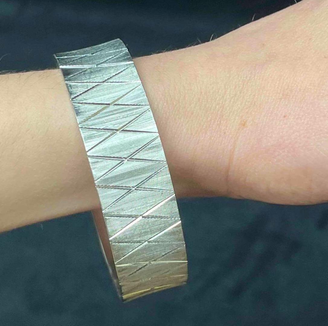 Signed Vintage Monet Silver Tone Bangle Bracelet: This lot contains a Signed Vintage Monet Silver Tone Bangle Bracelet. It is approx 2 3/4" x 2 3/4" x 3/4". Total weight is approx 1.5oz. Overall the Monet Bangle is in good pre owned condition with