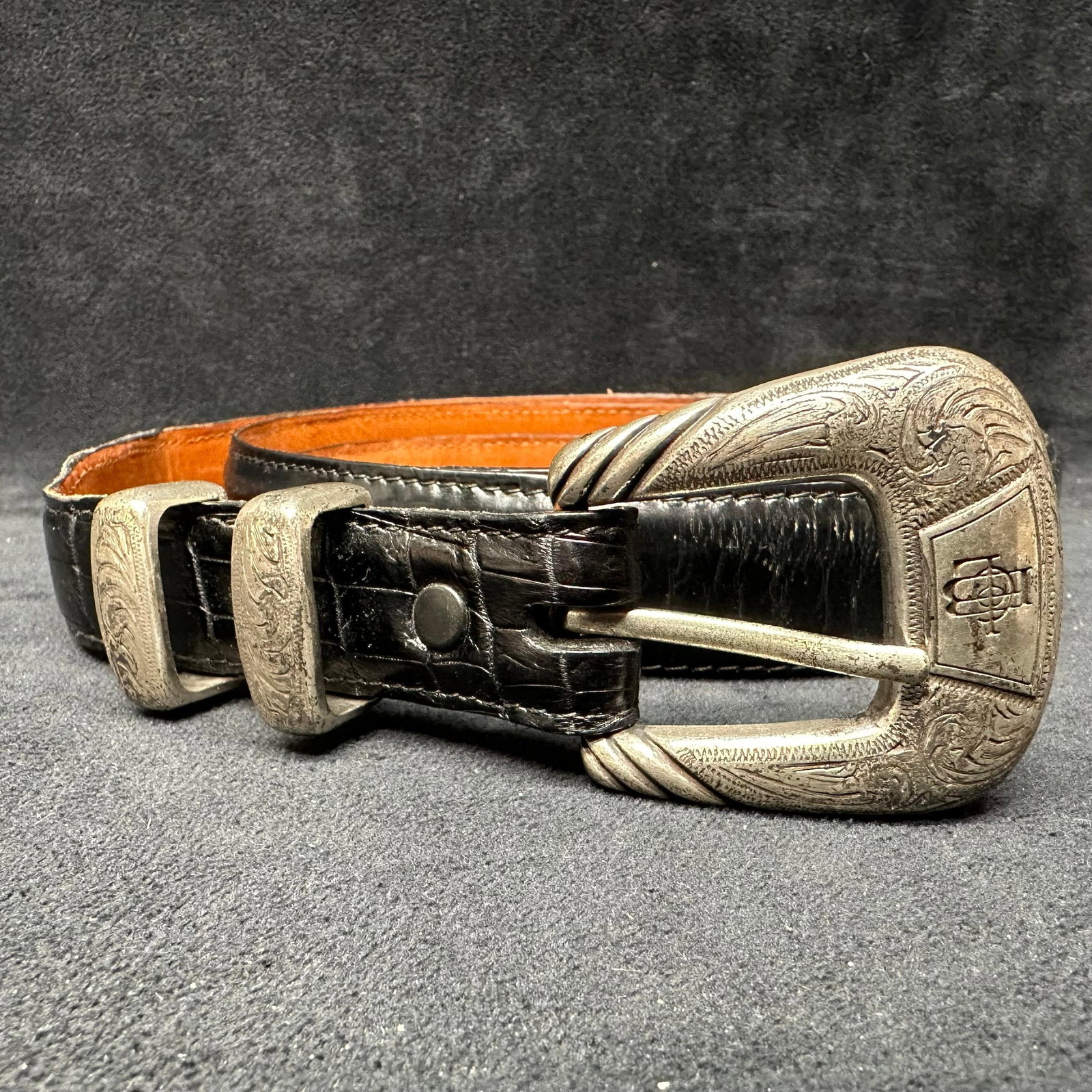 Lucchese Classics W0837 Genuine Alligator Skin Mens Belt Black Size 44 Buckle: The Lucchese Genuine American Alligator Skin Men's Belt in Black, size 44. Handmade in Texas, United States, this dress belt features a classic alligator pattern with a silver hardware accent,