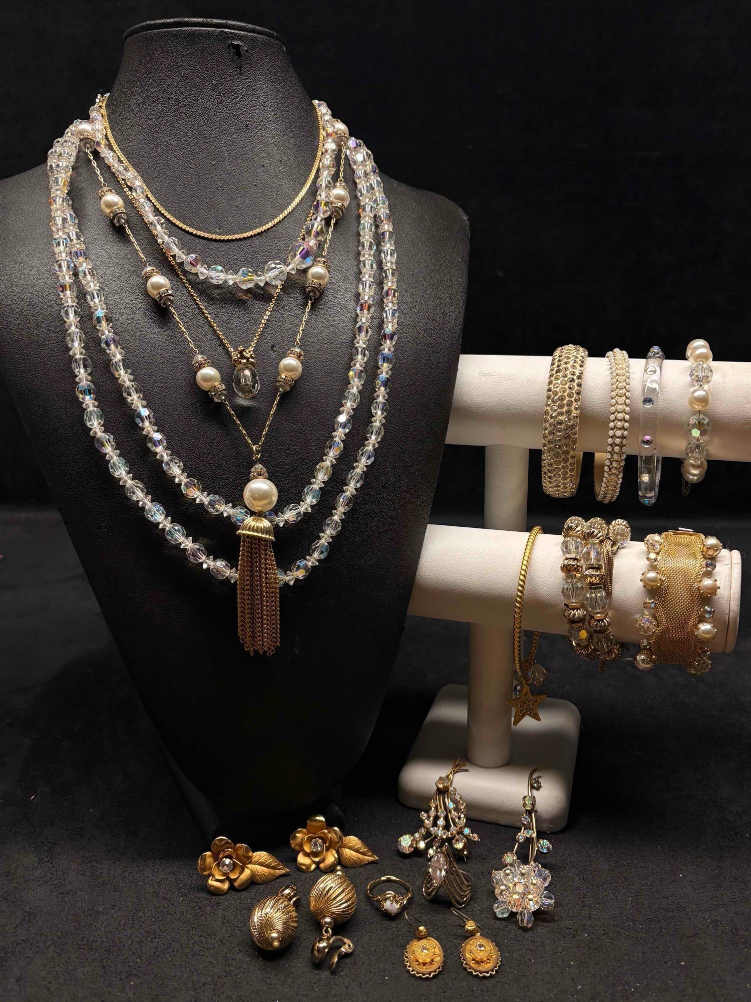 19pc Gold Tone Petals and Pearls Costume Jewelry Collection: This lot contains 19 pieces of pre-owned costume jewelry, paired together in a stylized set. Each piece is in good conditions, with wear and tear over the years visible on some of the jewelry. Please 