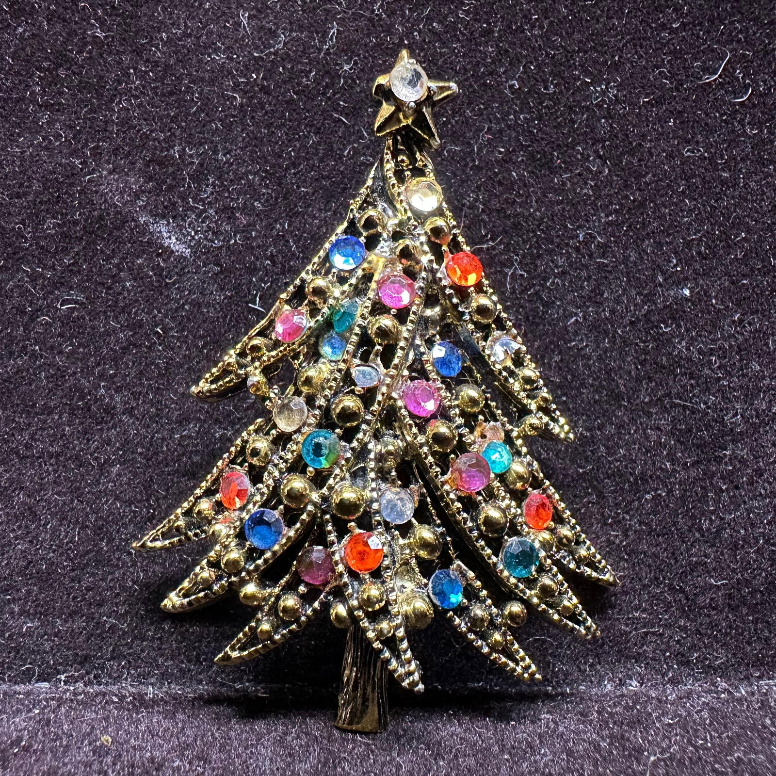 Vintage Hollycraft Christmas Tree Brooch Rhinestones Gold Tone Figural Pin: Holly Craft hallmark on the back. A few rhinestones are missing. This item is in pre-owned, previously displayed condition with light wear and surface scratches. Please reference all photos for full d