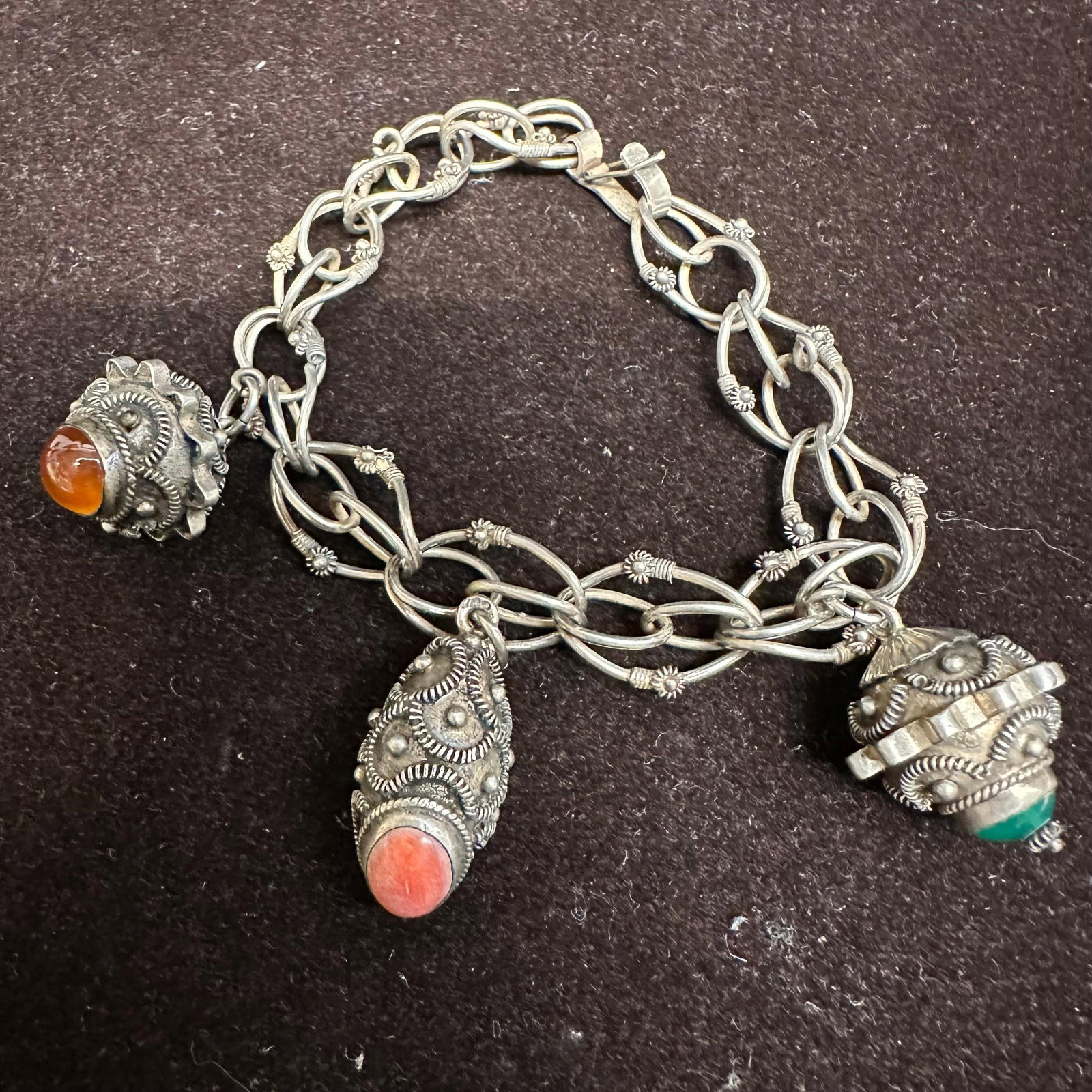 800 Silver Gemstone Inlay Charm Intricate Silverwork Chain Bracelet K71: This item is in good pre-owned, previously used/displayed condition with noticeable light wear and surface scratches. Please reference all photos for full details. This piece of jewelry has been teste