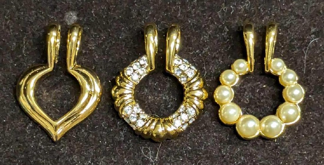 3 Goldtone Nolan Miller Rhinestone & Faux Pearl Pendants: 3 Goldtone Nolan Miller Rhinestone & Faux Pearl Pendants. This lot contains: (1) Rhinestone Pendant. This is approx 1" x 1/4"x 1 1/8". (1) Faux Pearl Pendant. This is approx 3/4" x