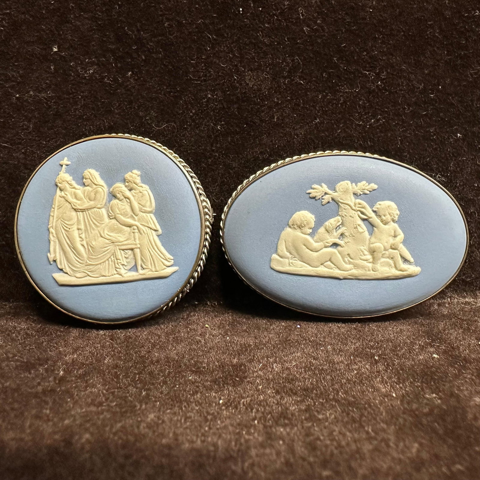 Wedgwood Blue Jasperware Neoclassical Sterling Silver Brooches: This item is in good pre-owned, previously used/displayed condition with noticeable light wear and surface scratches. Please reference all photos for full details. This piece of jewelry has been teste