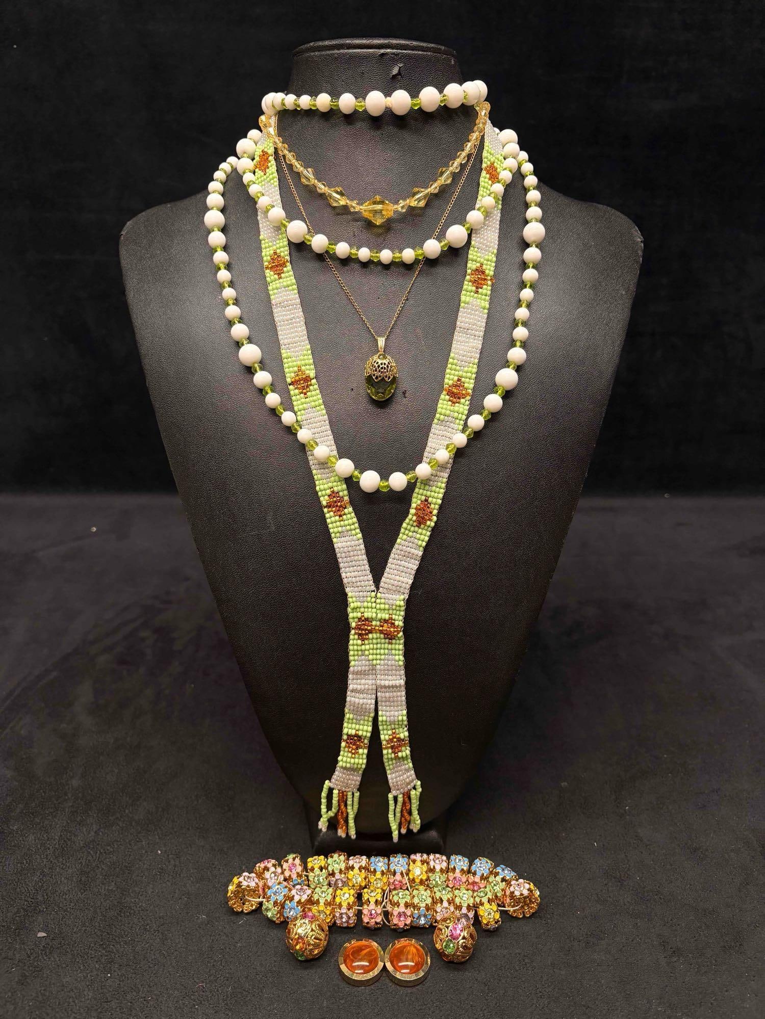5pc Green and White Indigenous Necklace Lot: This lot consists of 5 pre-owned costume jewelry necklaces with typical wear from use. Please review images for context of the lots visual conditions. APPROX. WEIGHT: 7 OZ