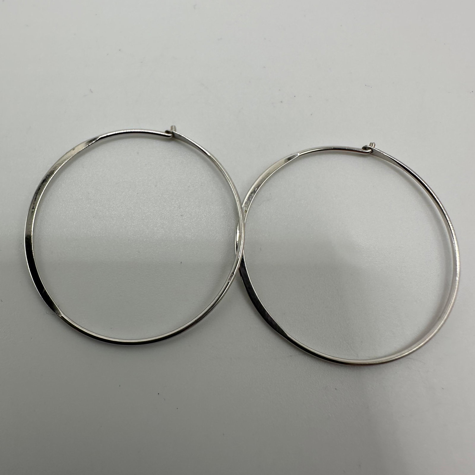 White Gold Classic Hoop Earrings 14K ZZ M97: This item is in good pre-owned, previously used/displayed condition with noticeable light wear and surface scratches. Please reference all photos for full details. This piece of jewelry has been teste