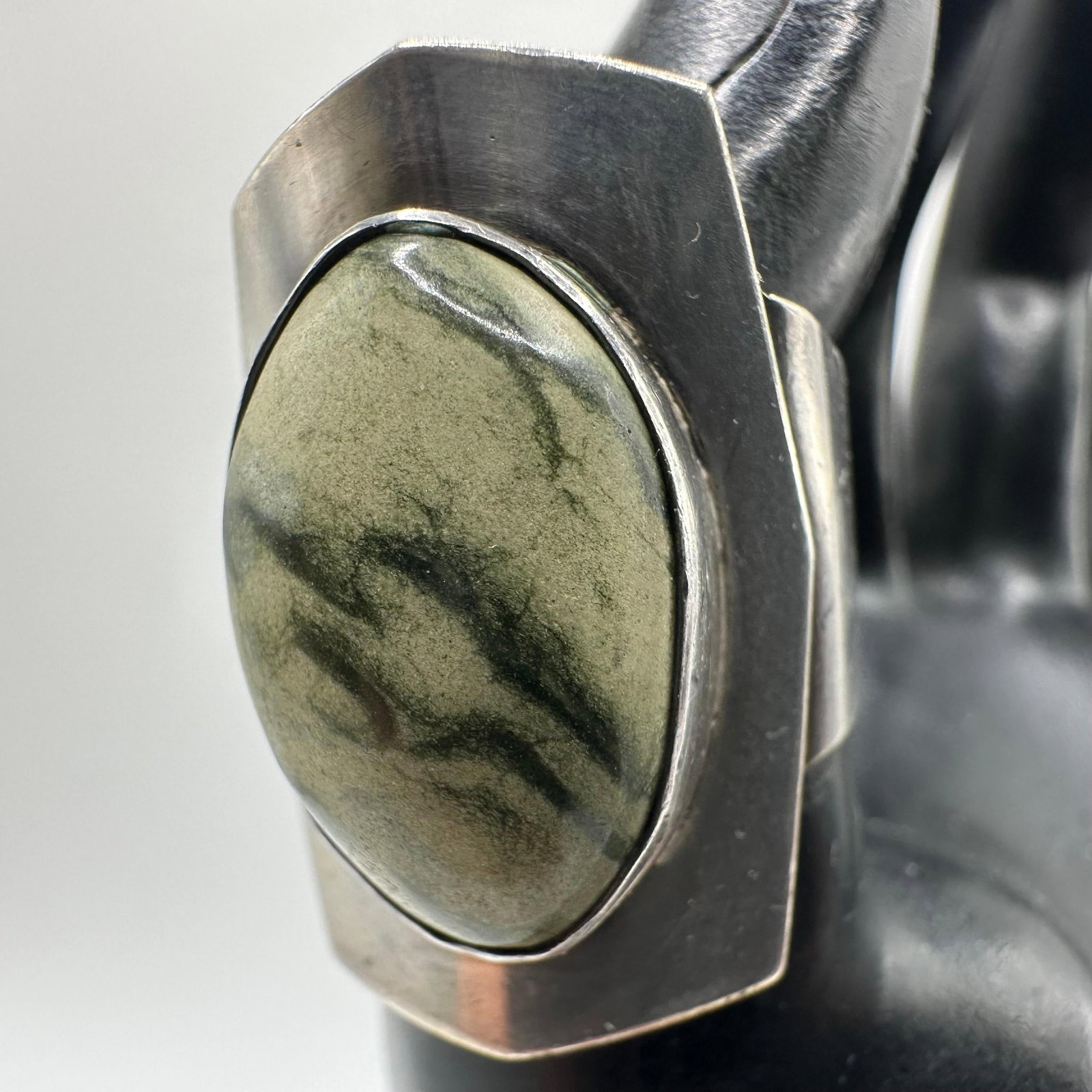 Serpentine Modernist Silver Ring Geometric Setting Green Stone: This item is in good pre-owned, previously used/displayed condition with noticeable light wear and surface scratches. Please reference all photos for full details. This piece of jewelry has been teste