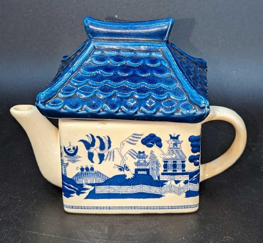 Vintage Blue Willow Porcelain Pagoda Small Tea Pot: Vintage Blue Willow Porcelain Small Tea Pot. This is approx 5 1/2" x 3" x 4 1/2" and it weighs 0.77lb. The small teapot has some discoloration due to age along with some signs of wear. Please see the 