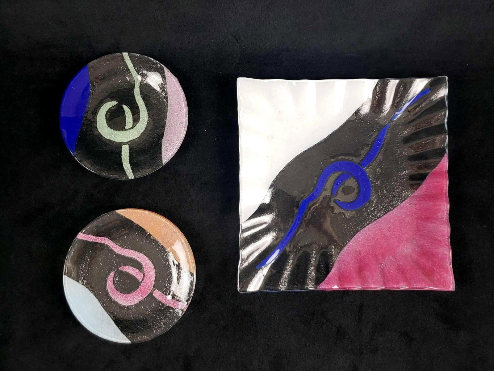Signed Sydenstricker Set of 3 Fused Art Glass Plates: Signed Sydenstricker Set of 3 Fused Art Glass Plates. This set of 3 art glass plates is in great used condition. There are no known issues such as chips, cracks or other imperfections in the glass. Th