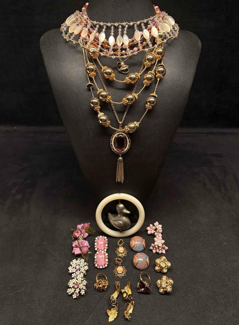 16pc Pink and Gold Tones Blush and Brass Costume Jewelry Collection: This lot contains 16 pieces of pre-owned costume jewelry, paired together in a stylized set. Each piece is in good conditions, with wear and tear over the years visible on some of the jewelry. Please 