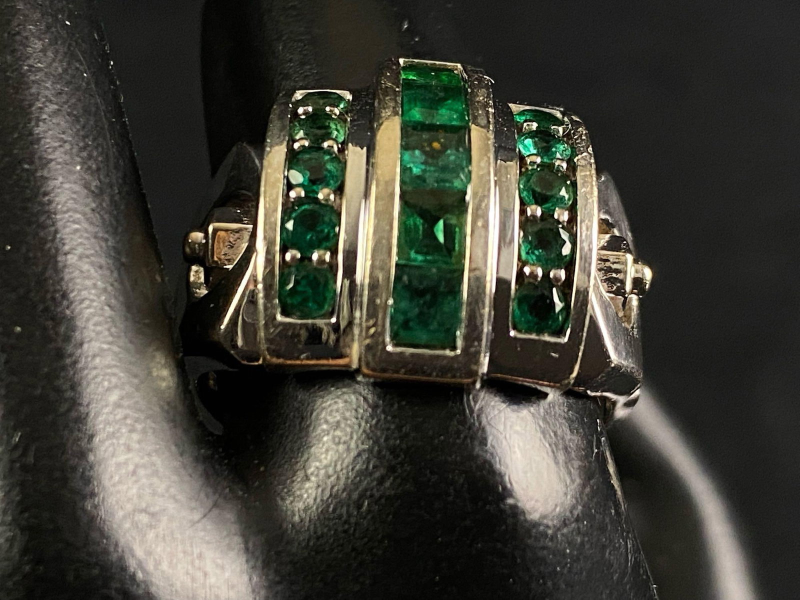 Vintage Mens 18K White Gold Natural 1.10 TCW Emerald Ring: Vintage Men's 18K White Gold Natural 1.10 TCW Emerald Ring Metal : 18K White Gold (Marked & Tested ) 16.4 Grams Natural Emeralds 1.10 Ct Total Size: 11