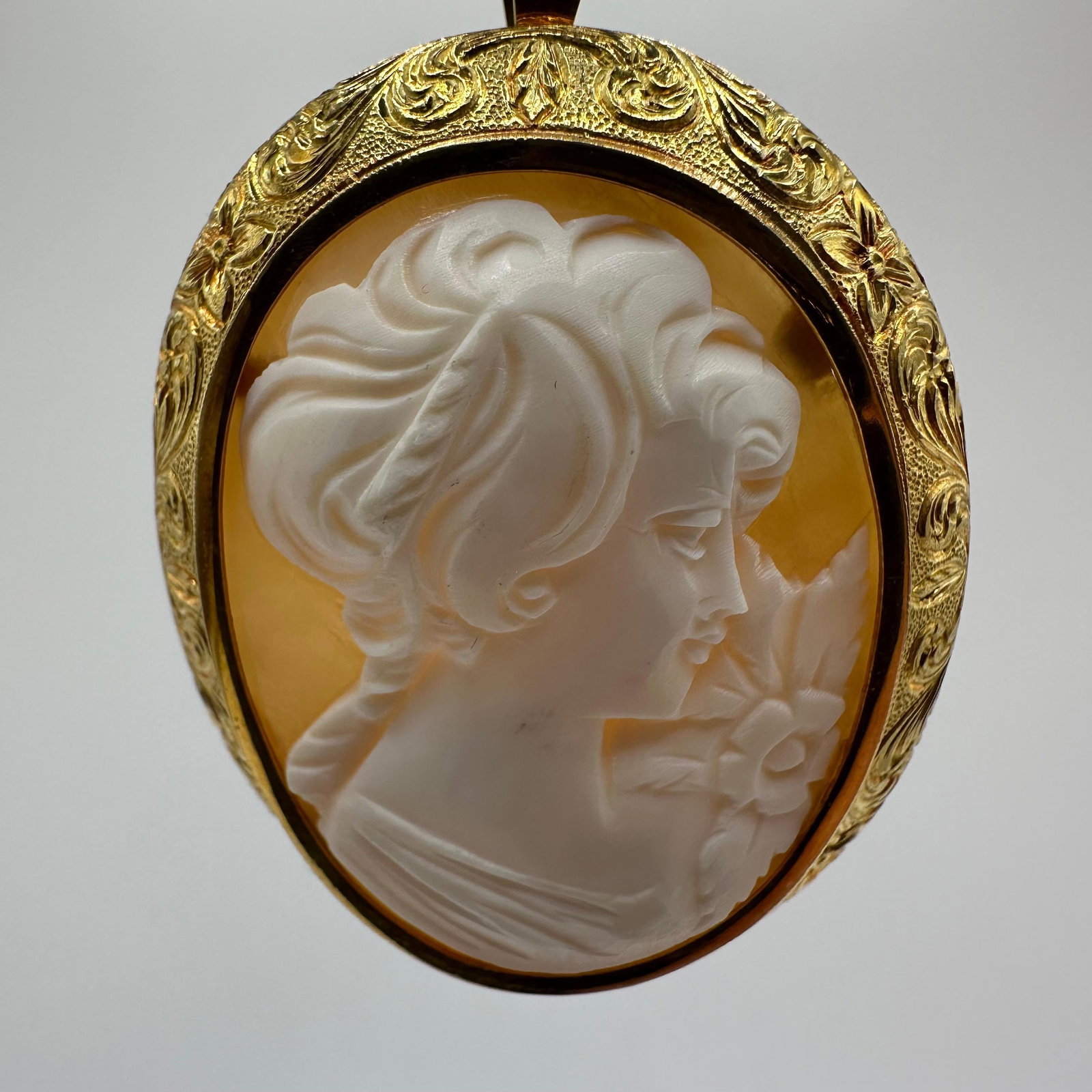 18K Gold Italian Art Deco Style Carved Cameo Shell Brooch Italy: This item is in good pre-owned, previously used/displayed condition with noticeable light wear and surface scratches. Please reference all photos for full details. This piece of jewelry has been teste