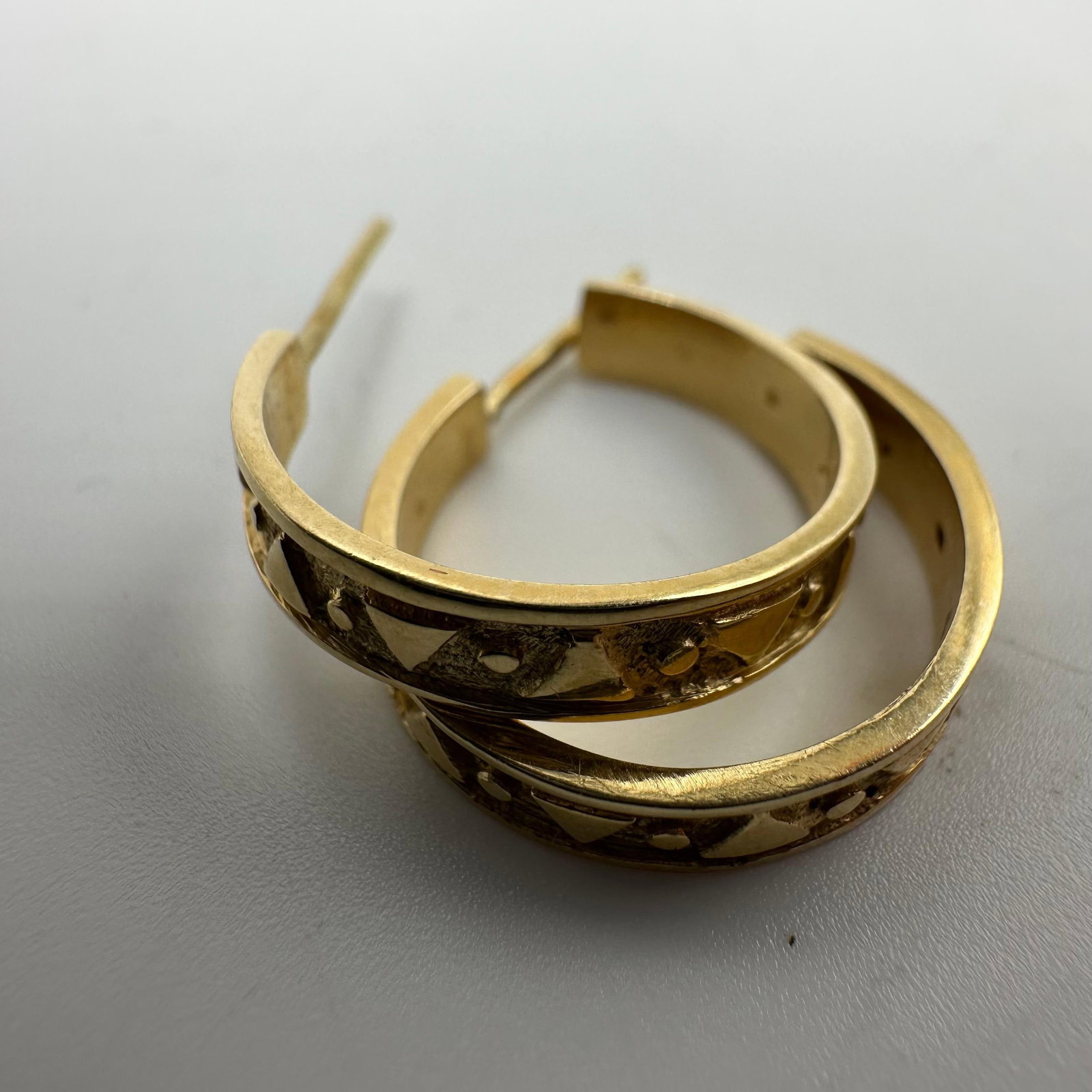 Geometric Textured Hoop Earrings 14K USA W3: This item is in good pre-owned, previously used/displayed condition with noticeable light wear and surface scratches. Please reference all photos for full details. This piece of jewelry has been teste