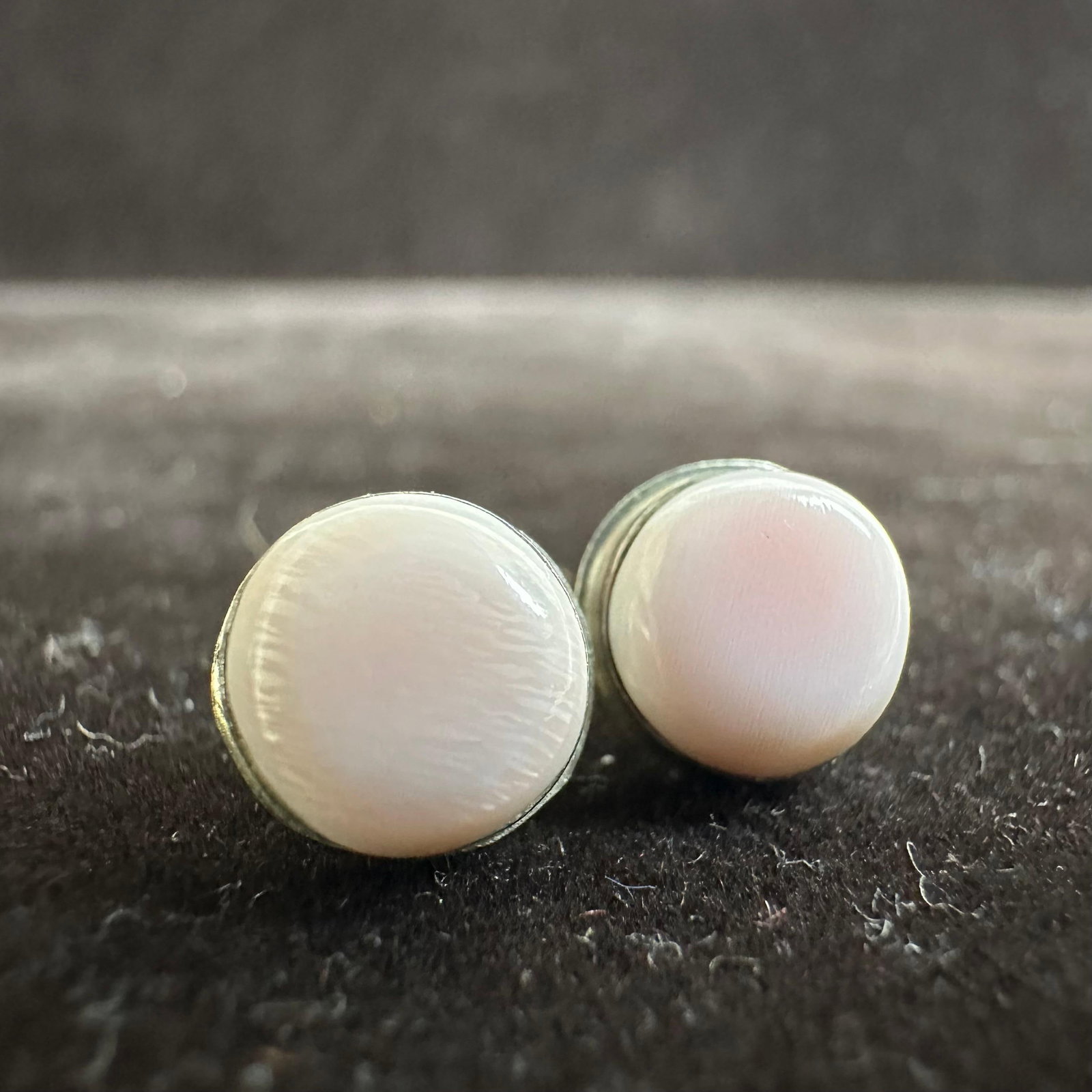 Low Profile Stud Pink Shell Silver Earrings V81: This item is in good pre-owned, previously used/displayed condition with noticeable light wear and surface scratches. Please reference all photos for full details. This piece of jewelry has been teste