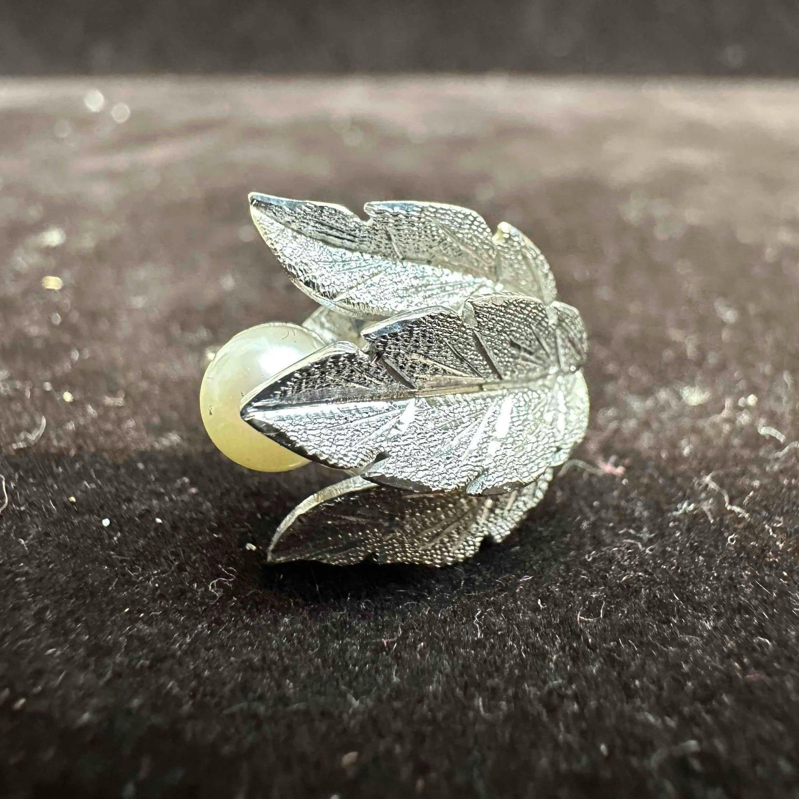 14K Gold Ring with River Pearl Setting and Leaf Motifs: This item is in good pre-owned, previously used/displayed condition with noticeable light wear, and surface scratches. Please reference all photos for full details. This piece of jewelry has been test