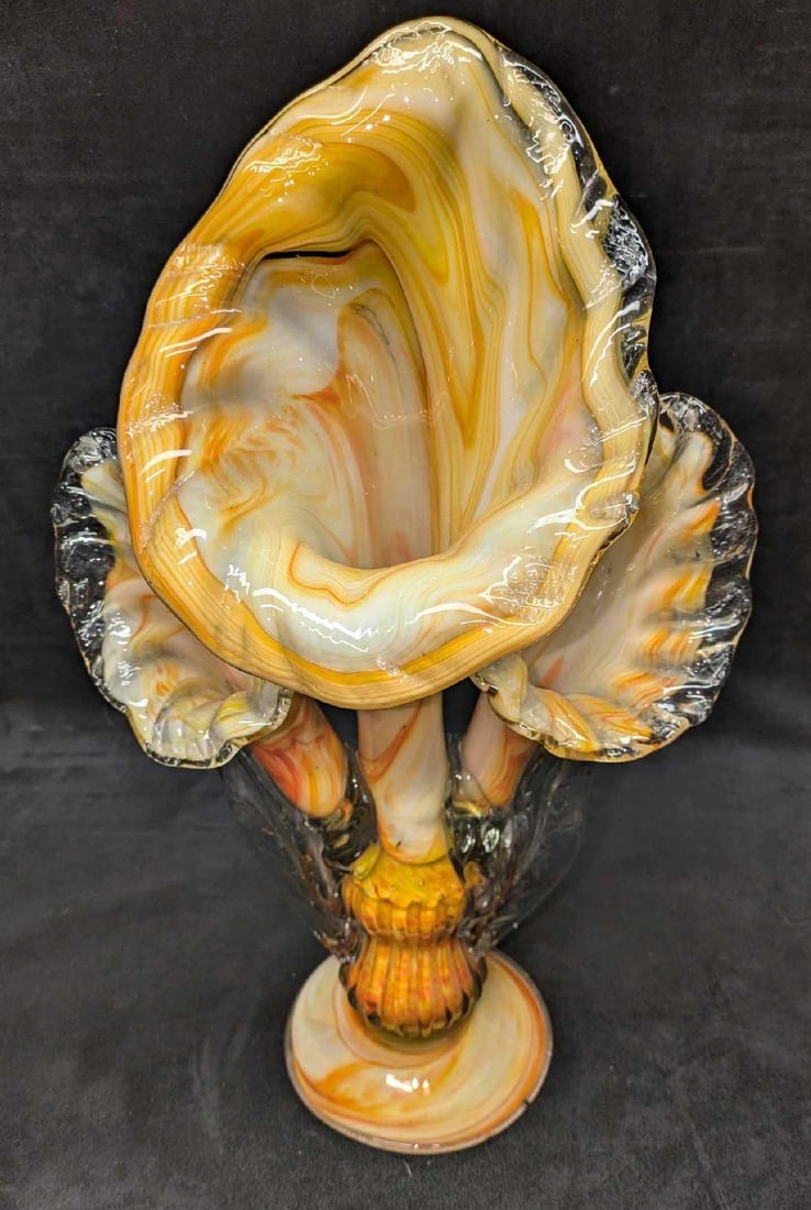 Hand Blown 18" Glass Lilies Sculpture: Hand Blown 18" Glass Lilies Sculpture. The maker and date of creation is unknown. This is approx 11" x 6" x 18 1/2" and it weighs 6.40lbs. The base has some chips. Please see the images as they are pa