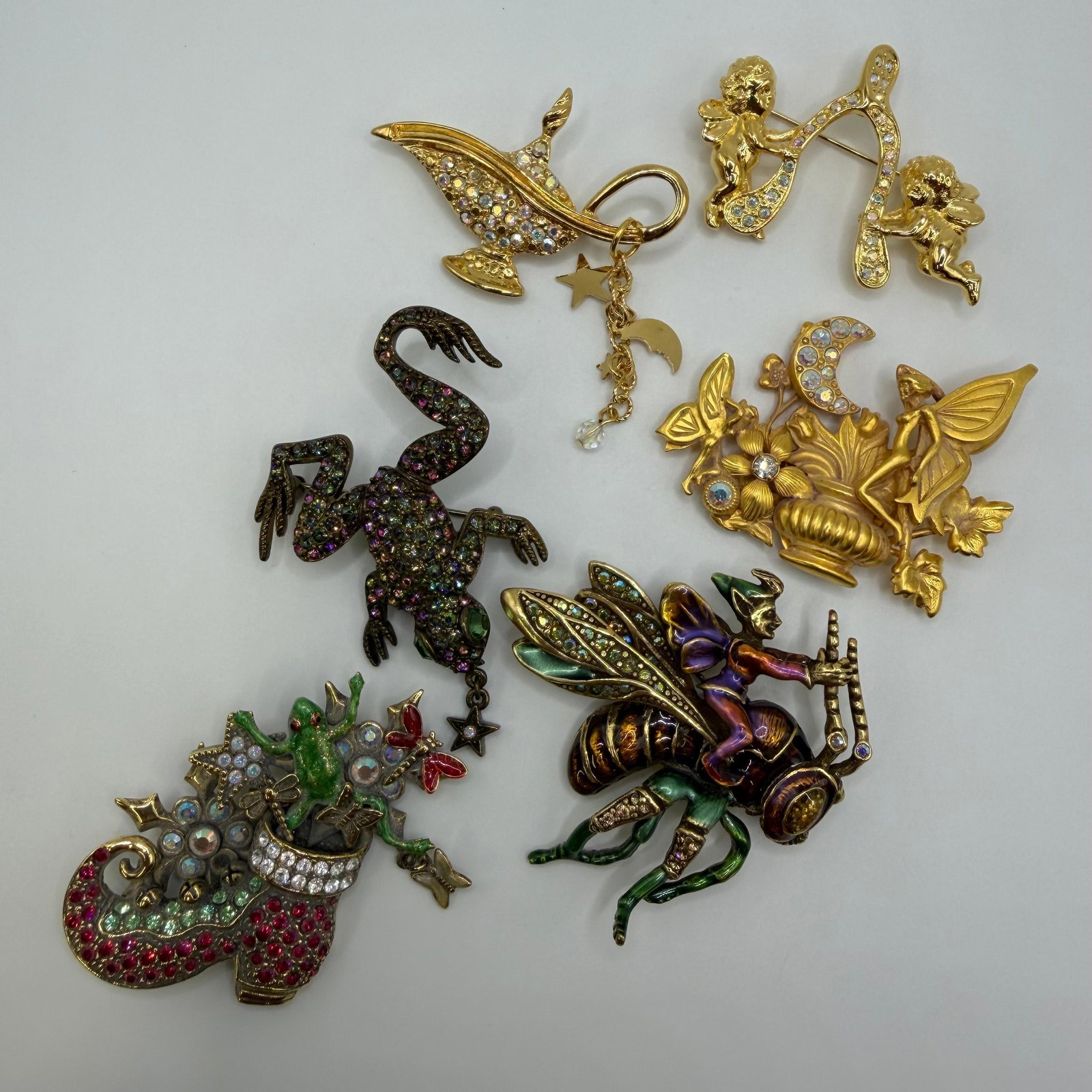 Kirks Folly Fantasy Lamp Frog Fairies Costume Jewelry Brooch Collection HH96: Group of six Kirks Folly fantasy-themed costume brooches featuring whimsical designs including Aladdin's magic lamp, cherubs, fairy garden, jeweled frog, fairy riding a dragonfly, and jeweled boot