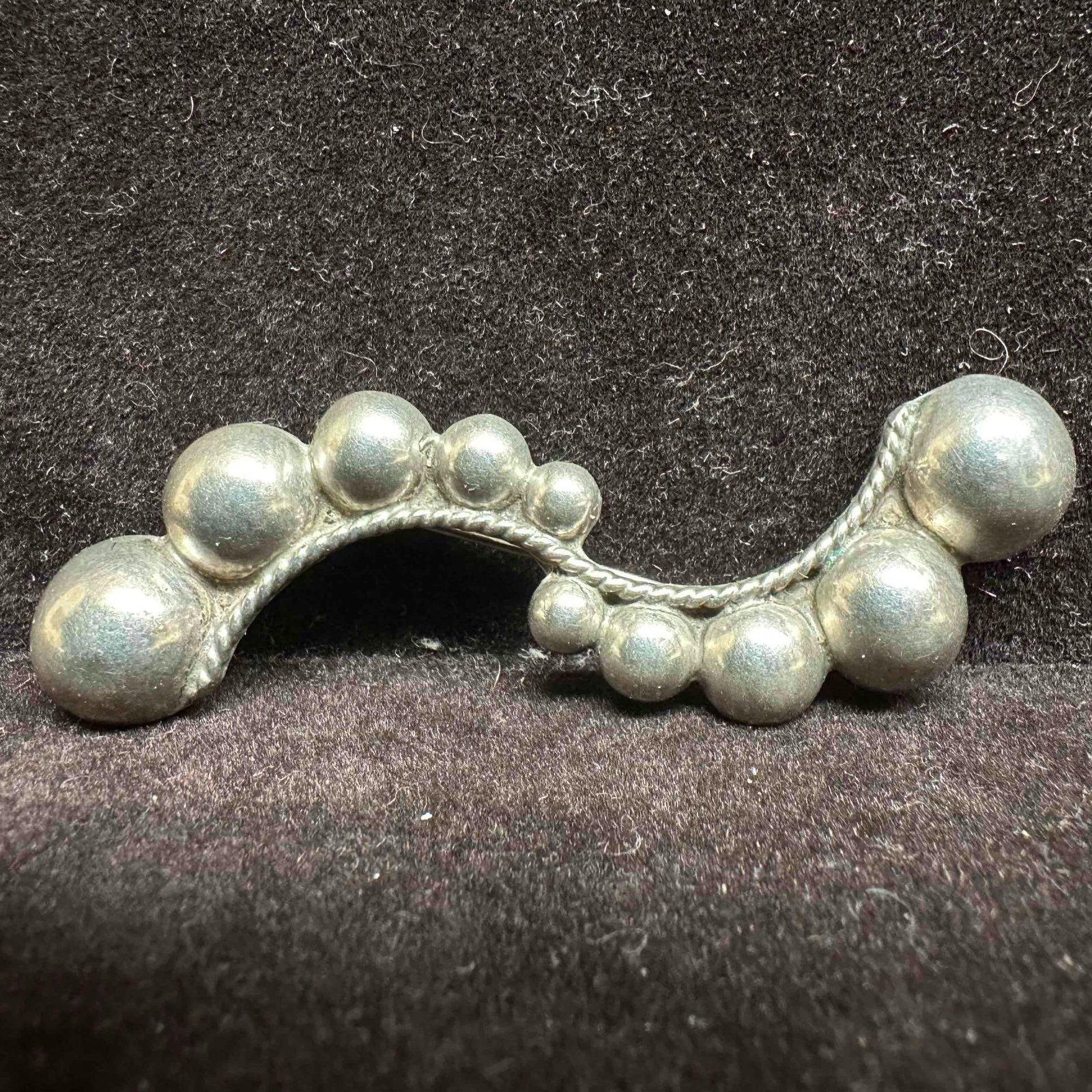 Taxco Mexico Sterling Silver Graduated Dome Brooch Pin: This item is in good pre-owned, previously used/displayed condition with noticeable light wear, and surface scratches. Please reference all photos for full details. This piece of jewelry has been test