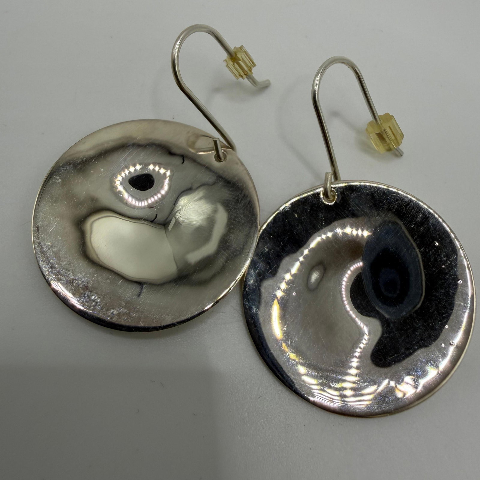 Circle Hammered Disk RLM Studio 925 Sterling Earrings HH77: This item is in good pre-owned, previously used/displayed condition with noticeable light wear and surface scratches. Please reference all photos for full details. This piece of jewelry has been caref