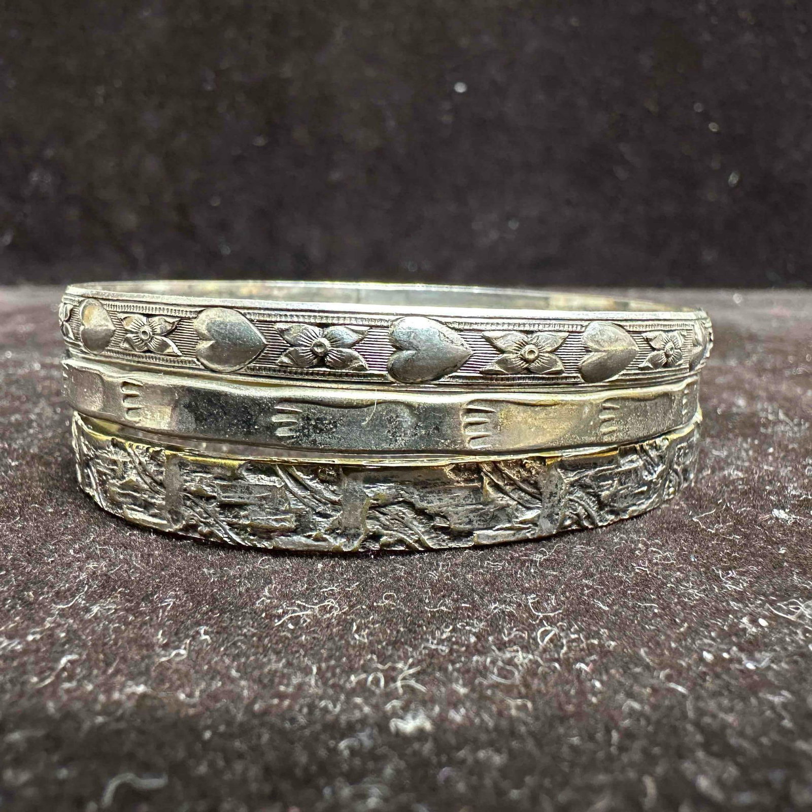 Etched Heart Shaped and Geometric Design Sterling Silver Bangle Bracelet Set D52: This item is in good pre-owned, previously used/displayed condition with noticeable light wear, and surface scratches. Please reference all photos for full details. This piece of jewelry has been test