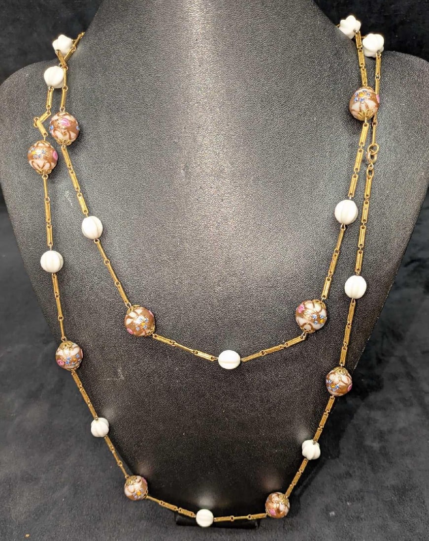 Vintage Italian Murano Art Glass Bead Long Necklace UUUU: Vintage Italian Murano Art Glass Bead Long Necklace UUUU. Colorful glass beads with hand painted designs. This is approx 58" and it weighs 0.22lb.