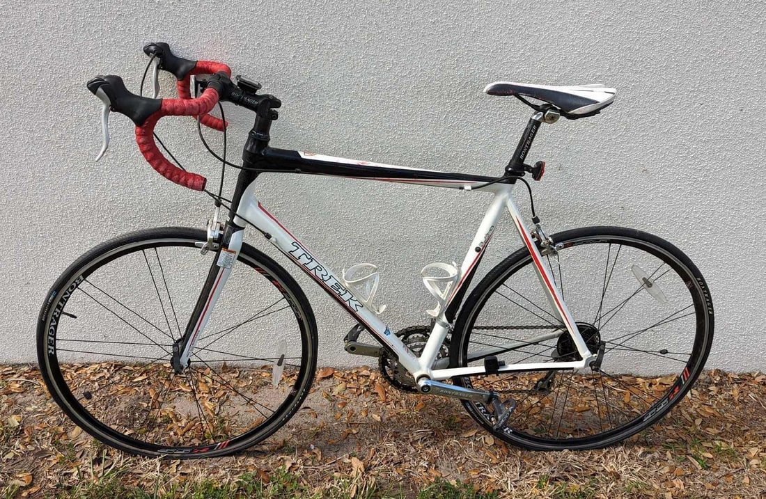 TREK Triple Aluminum Carbon Road Bike: TREK Triple Aluminum Carbon Road Bike. Comes with Bontrager Race wheels and a wireless computer (untested) along with a Bontrager race saddle. This is approx 60" x 19" x 39". The bike has some re