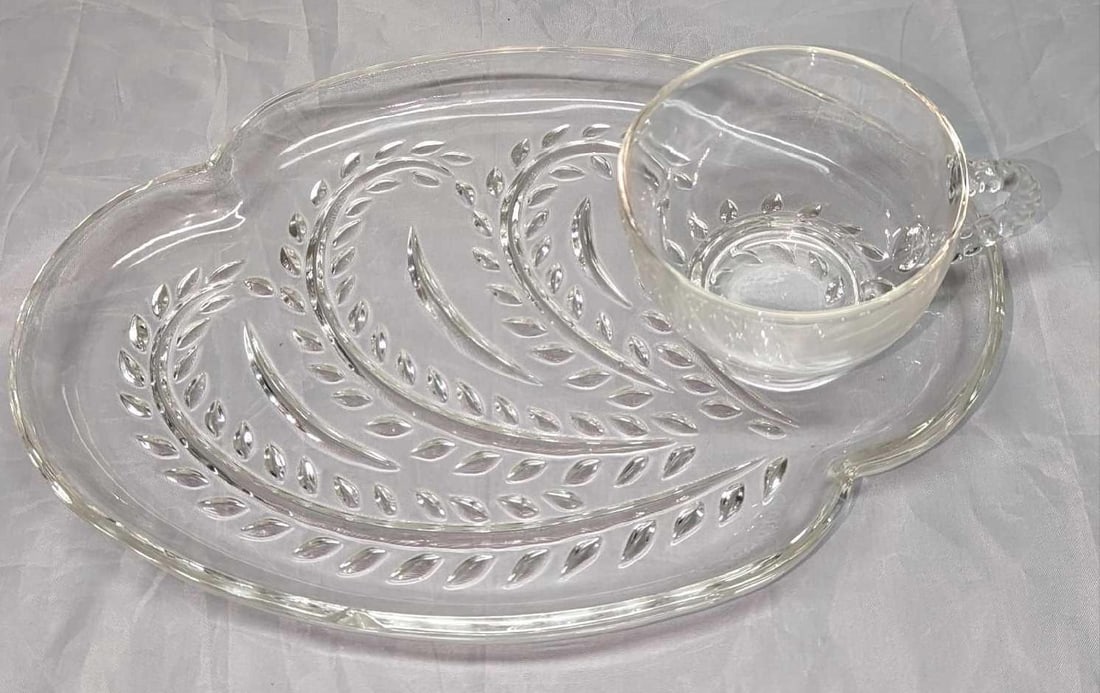 5 Federal Glass Snack Set Cup & Plates A: 5 Federal Glass Snack Set Cup & Plates A. The plates are approx 10" x 7 1/4" x 3/4" and the total weight is 6.03 lbs. The cups are approx 4" x 3" x 2" and the total weight is 1.44lb. One of the plates