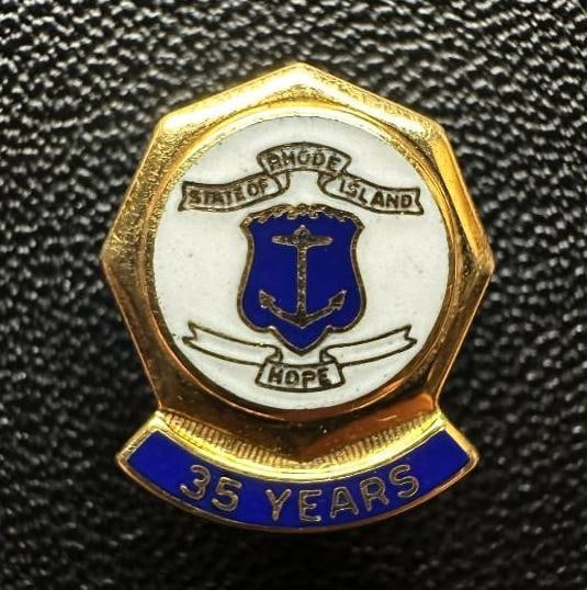 10k Gold State of Rhode Island 35 Year Service Pin: 10k Gold State of Rhode Island 35 Year Service Pin This piece of jewelry has been tested and researched prior to listing. Please view all our pictures they are part of our description. DETAILS: Metal 