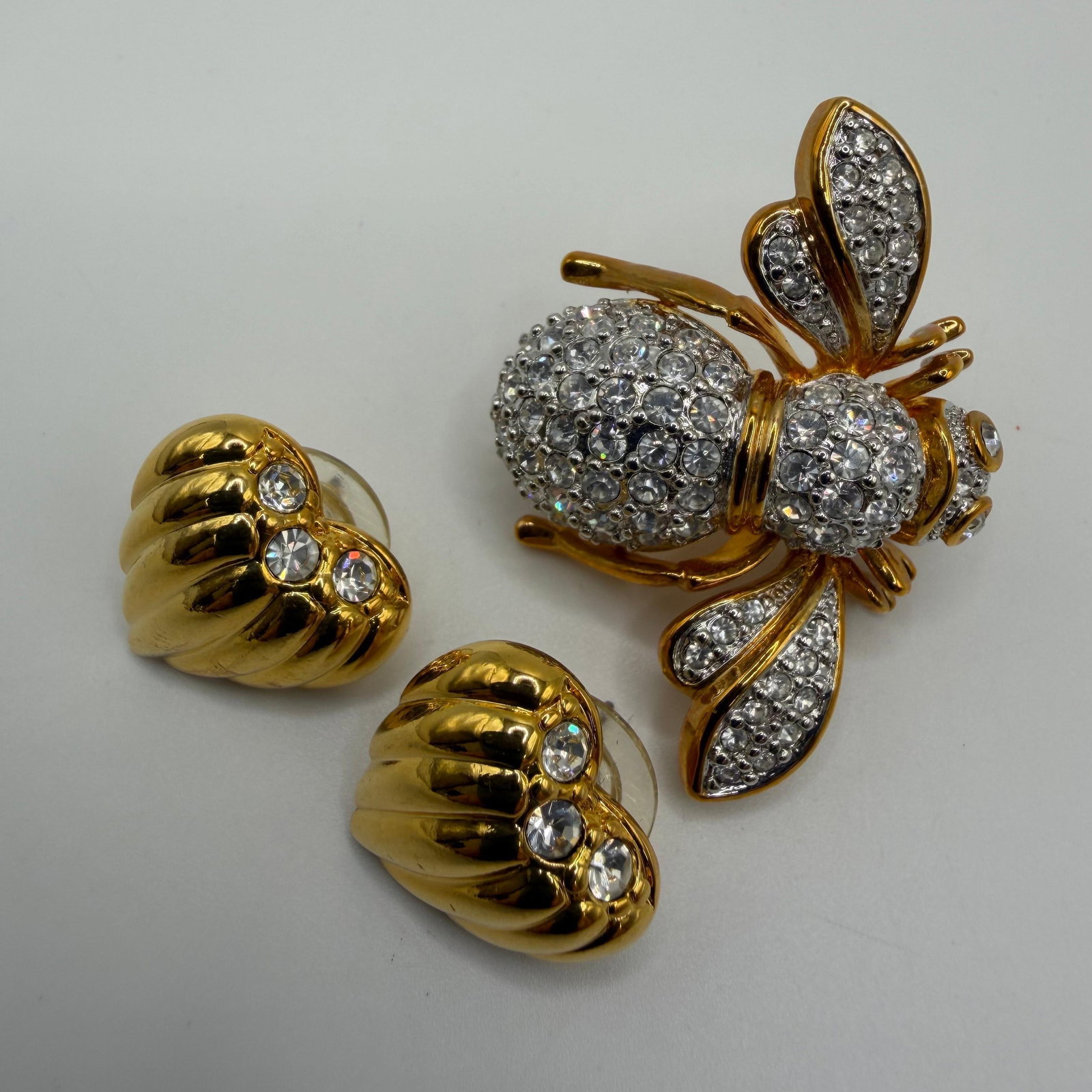 Joan Rivers Crystal Encrusted Bee Brooch and Heart Motif Earrings HH29 (1 of 4)