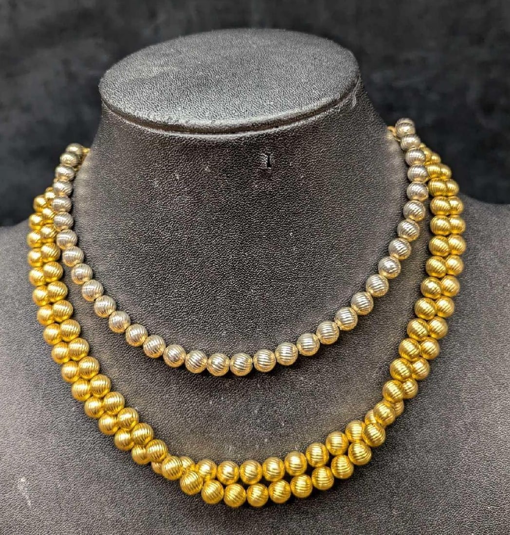 2 Vintage Unmarked Gold And Silver Tone Necklaces: 2 Vintage Unmarked Gold And Silver Tone Necklaces. The gold is approx 24" and the silver is 17" and the total weight is 0.17lb.