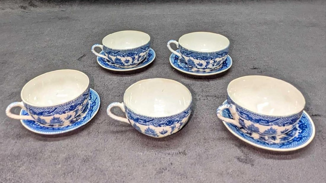 Japanese Blue Willow MIni Tea Cup Saucer Dish Set: Japanese Blue Willow Mini Tea Cup Saucer Dish Set. This lot includes: (4) Saucers. Each is approx 3 1/2" x 3 1/2" x 1/4". (5) Cups. Each is approx 3 1/4" x 2 3/4" x 1/2". <