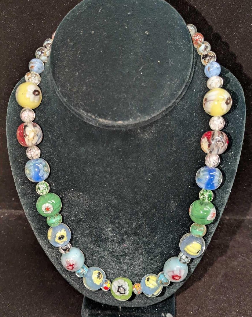 Vintage Italian Murano Art Glass Bead Necklace RRRRR: Vintage Italian Murano Art Glass Bead Necklace RRRRR. Colorful glass beads with hand painted designs. This is approx 19" and it weighs 0.24lb.