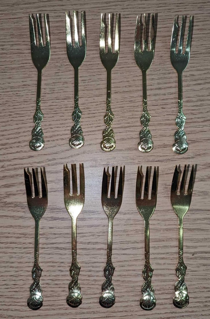 10 Vintage Gold Plated Seafood Forks: 10 Vintage Gold Plated Seafood Forks. Each is approx 5" and together they weigh 0.24lb. The forks are in a good, vintage condition with signs of wear. The maker and date of creation is unknown.