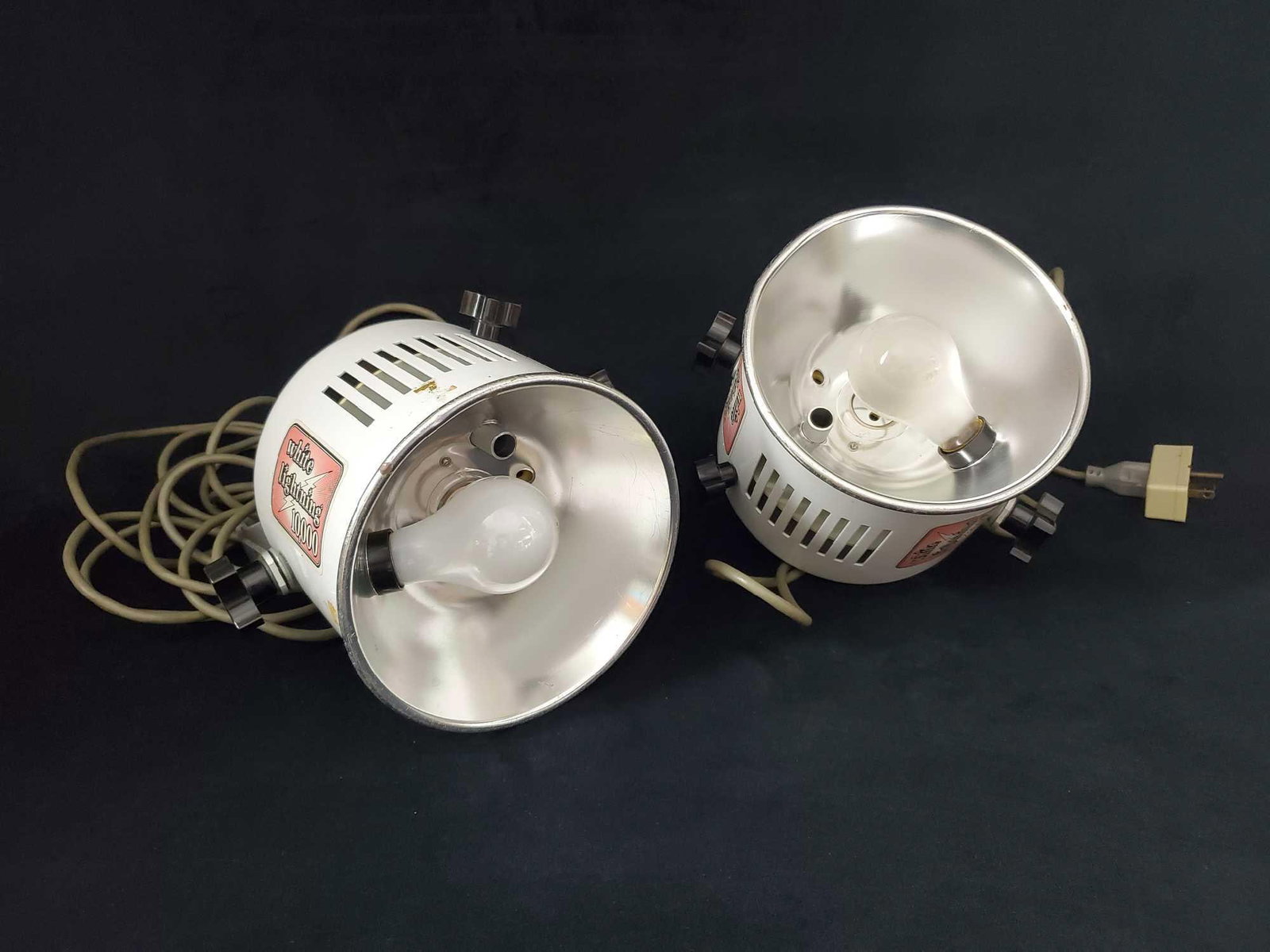 White Lightning WL 10000 Studio Flash Lot Of Two: Paul C. Buff White Lightning WL 10 000 Studio Flash Monolight camera light system. They produce a beautiful light designed specially for portraits.Tested both lights, which work. Lights are in good, u