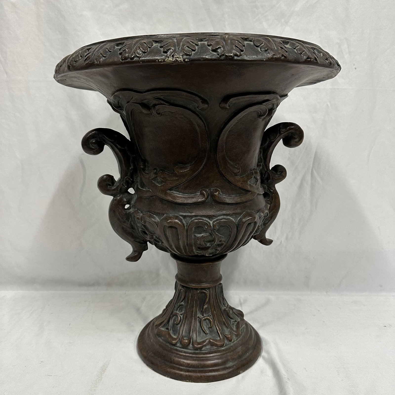Resin Plaster Type Victorian or Neoclassical Style Outdoor Planter Garden Urn (1 of 4)