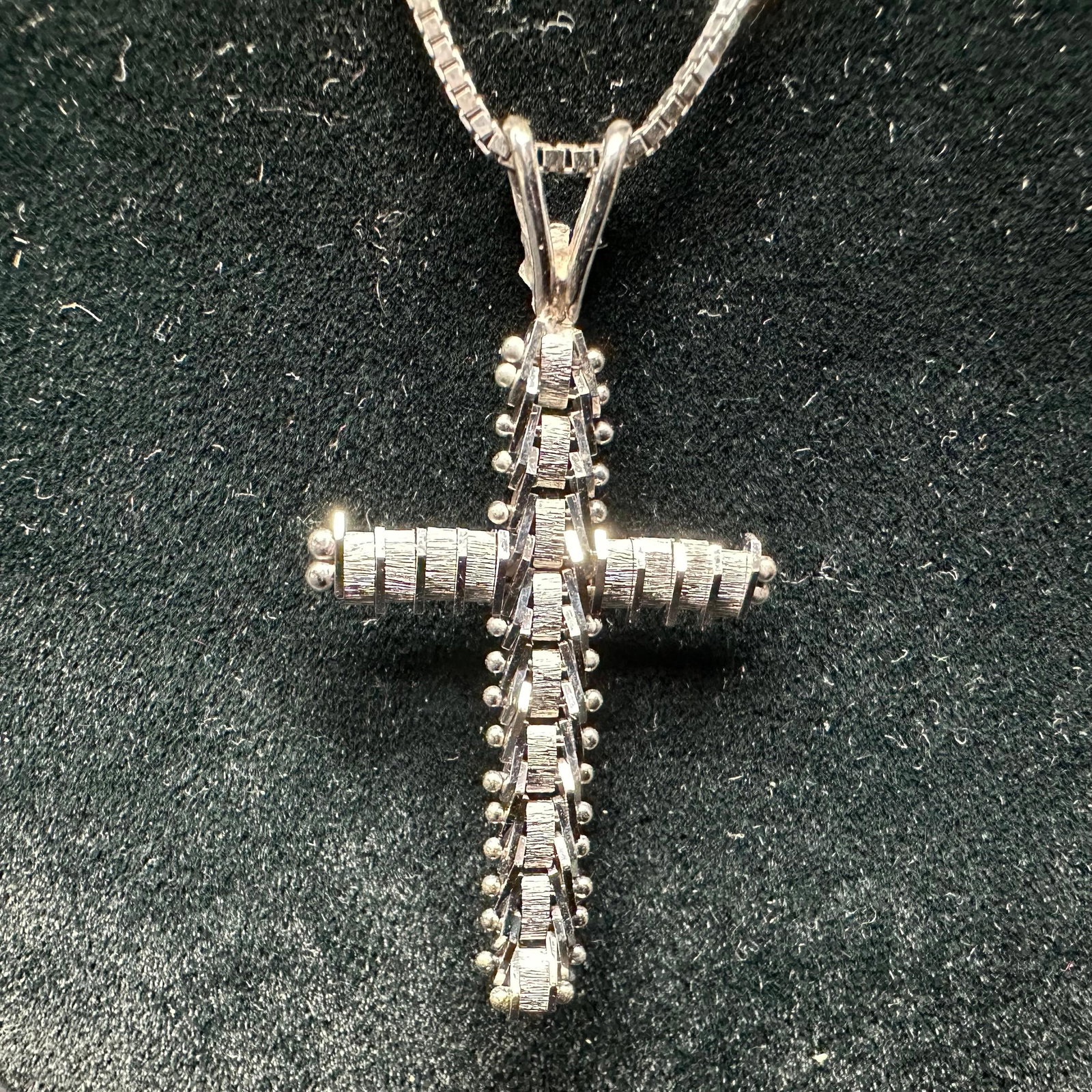 Articulating Bendable Cross 14K Gold White Necklace: This item is in good pre-owned, previously used/displayed condition with noticeable light wear and surface scratches. Please reference all photos for full details. This piece of jewelry has been teste