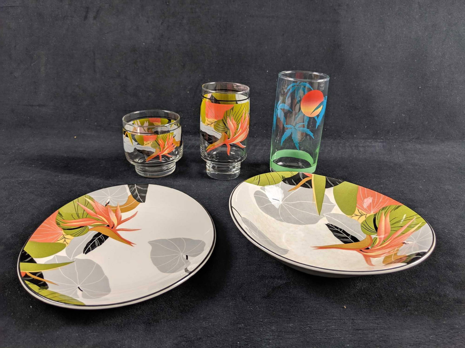 Lot Of Floral And Beach Sango Brand Drinking Glasses: This is a lot of three different drinking Sango glasses (Large is approx 3" x 8", Med is 3" x 6" and small/juice glass is 3" x 4") and Sango "Larry Laslo Collection" bowl which is approx 8" across.