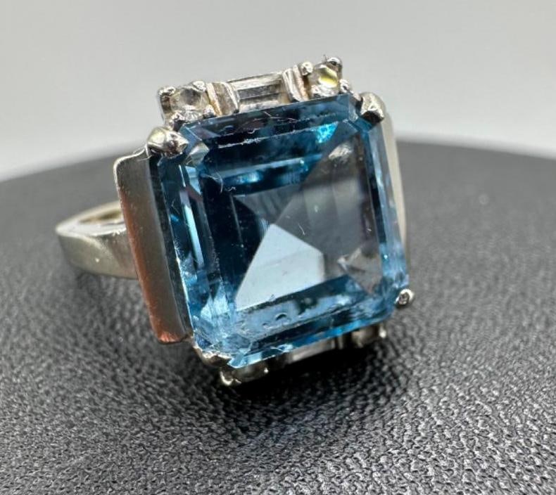 10k White Gold Square-Cut Topaz Ring: This piece of jewelry has been tested and researched prior to listing. Please view all our pictures they are part of our description. DETAILS: Metal - 10k Gold Color - White/Silver Stones - Topaz, acc