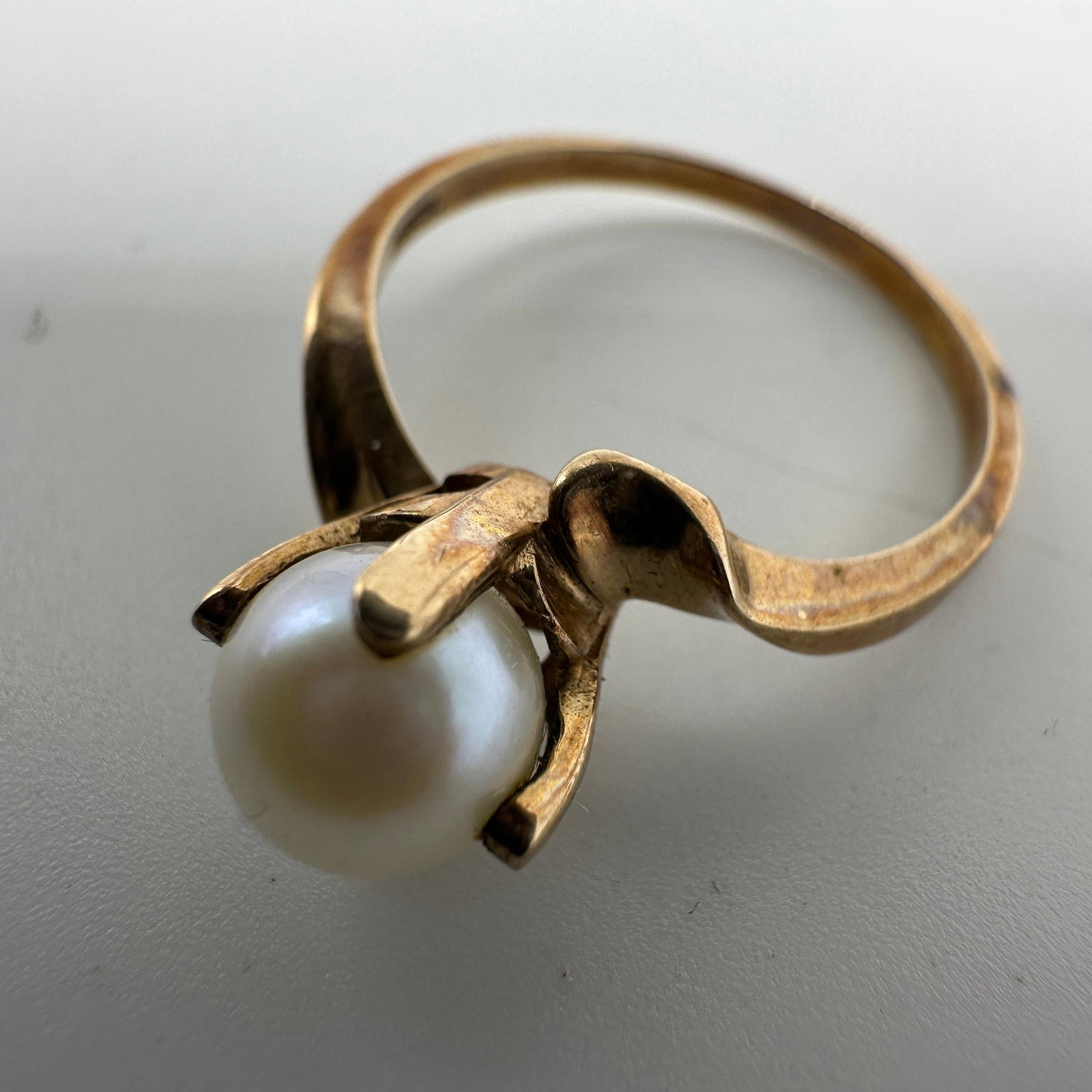 10K Yellow Gold Freshwater Pearl Size 6 Ring: This item is in good pre-owned, previously used/displayed condition with noticeable light wear and surface scratches. Please reference all photos for full details. This piece of jewelry has been teste