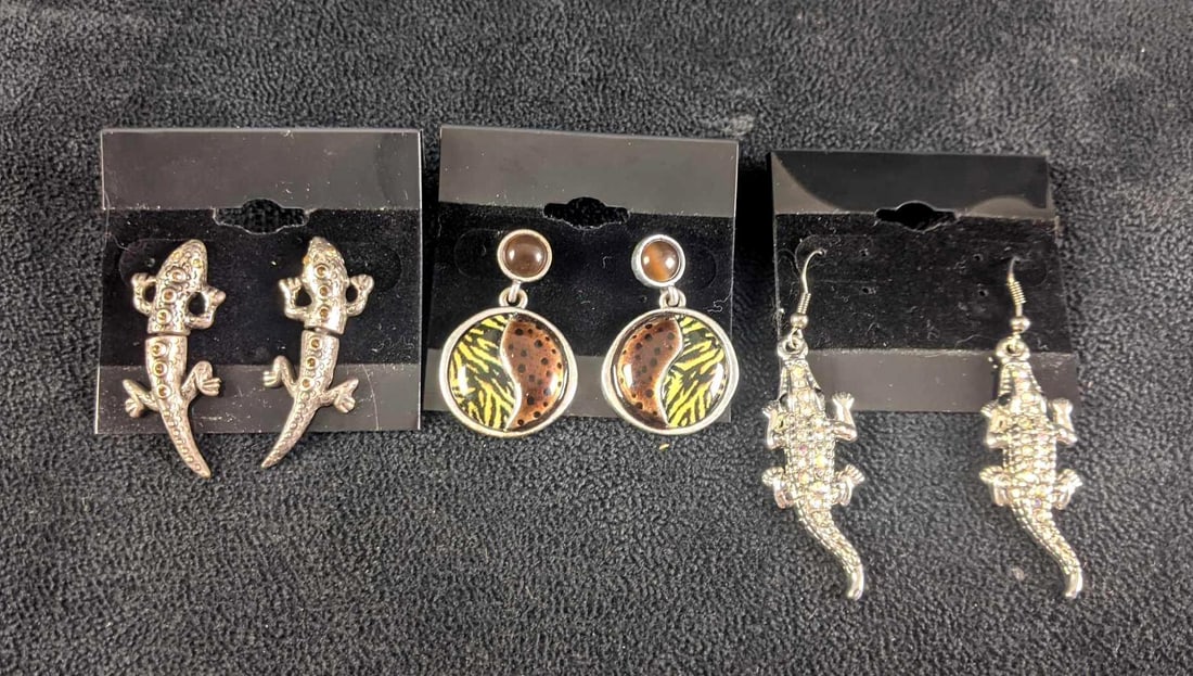Earrings Silver Colored Animal Earrings Tiger: Earrings Silver Colored Animal Earrings Tiger This lot is the safari set. This lot comes with three pairs of animal-themed earrings. These are the cutest earrings to have. They are in good condition w